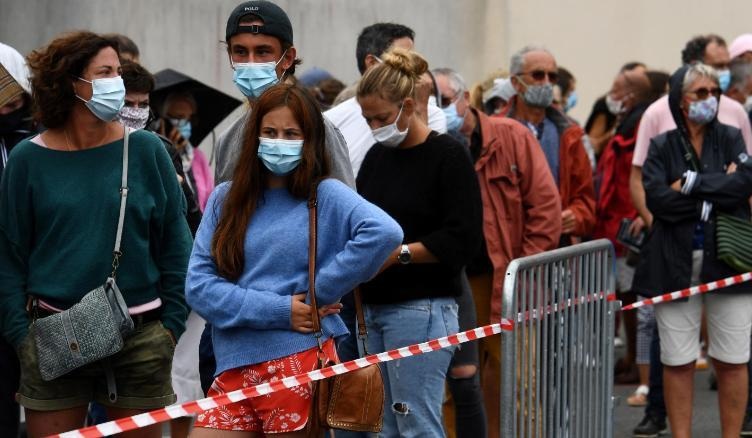 "Sóng" Covid-19 trở lại, nỗi lo sợ bao trùm châu Âu