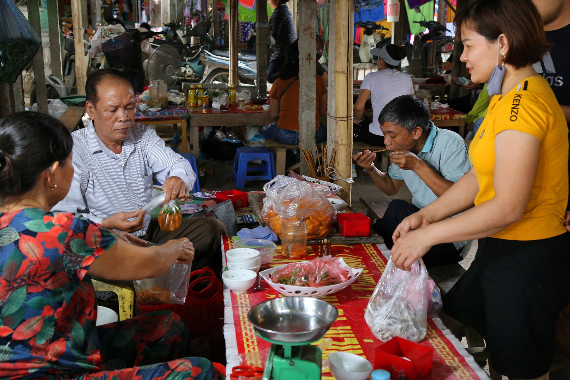 Một ngày ở phiên chợ cổ độc nhất vô nhị giữa Hà Nội - 15