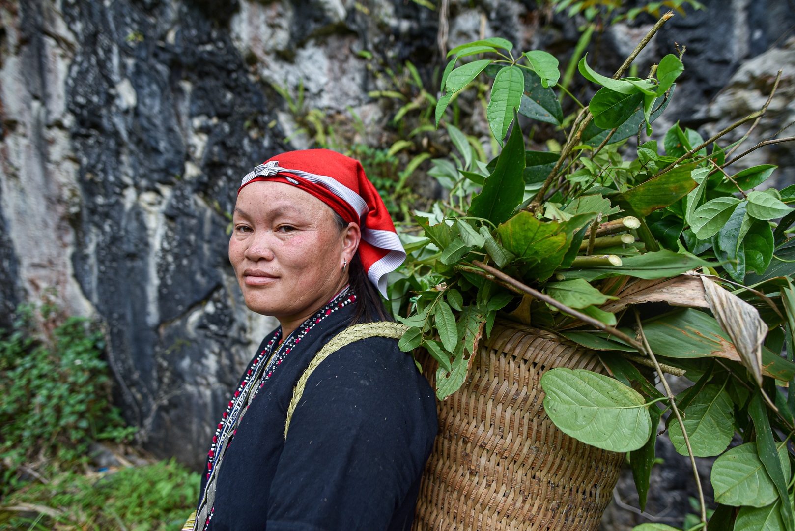 Băng rừng theo người Dao đỏ Sapa đi hái lá thuốc tắm thần dược - 4 Băng rừng theo người Dao đỏ Sapa đi hái lá thuốc tắm thần dược - 4