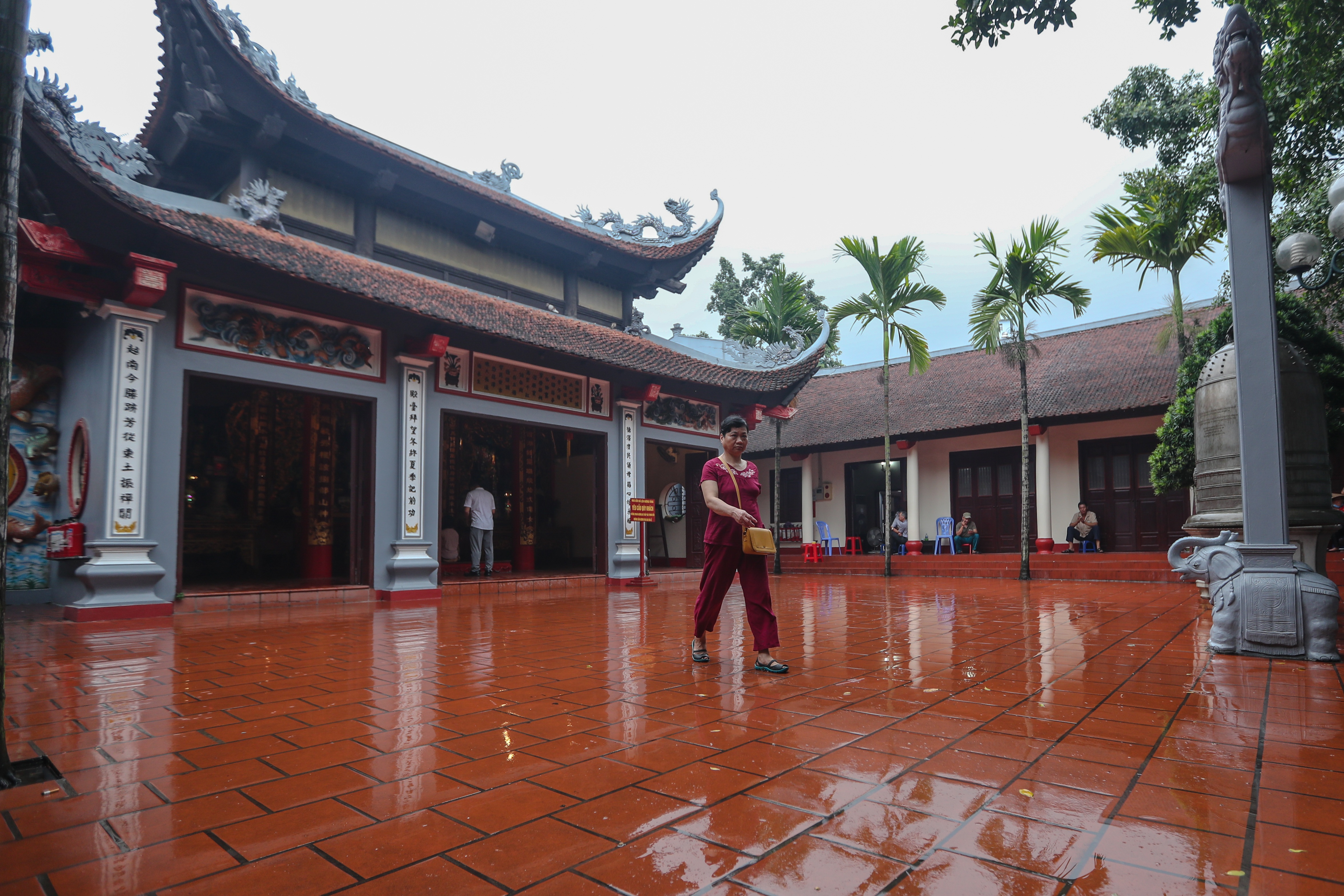 Phủ Tây Hồ lác đác người đến lễ rằm vì Covid-19 - 1 Phủ Tây Hồ lác đác người đến lễ rằm vì Covid-19 - 1