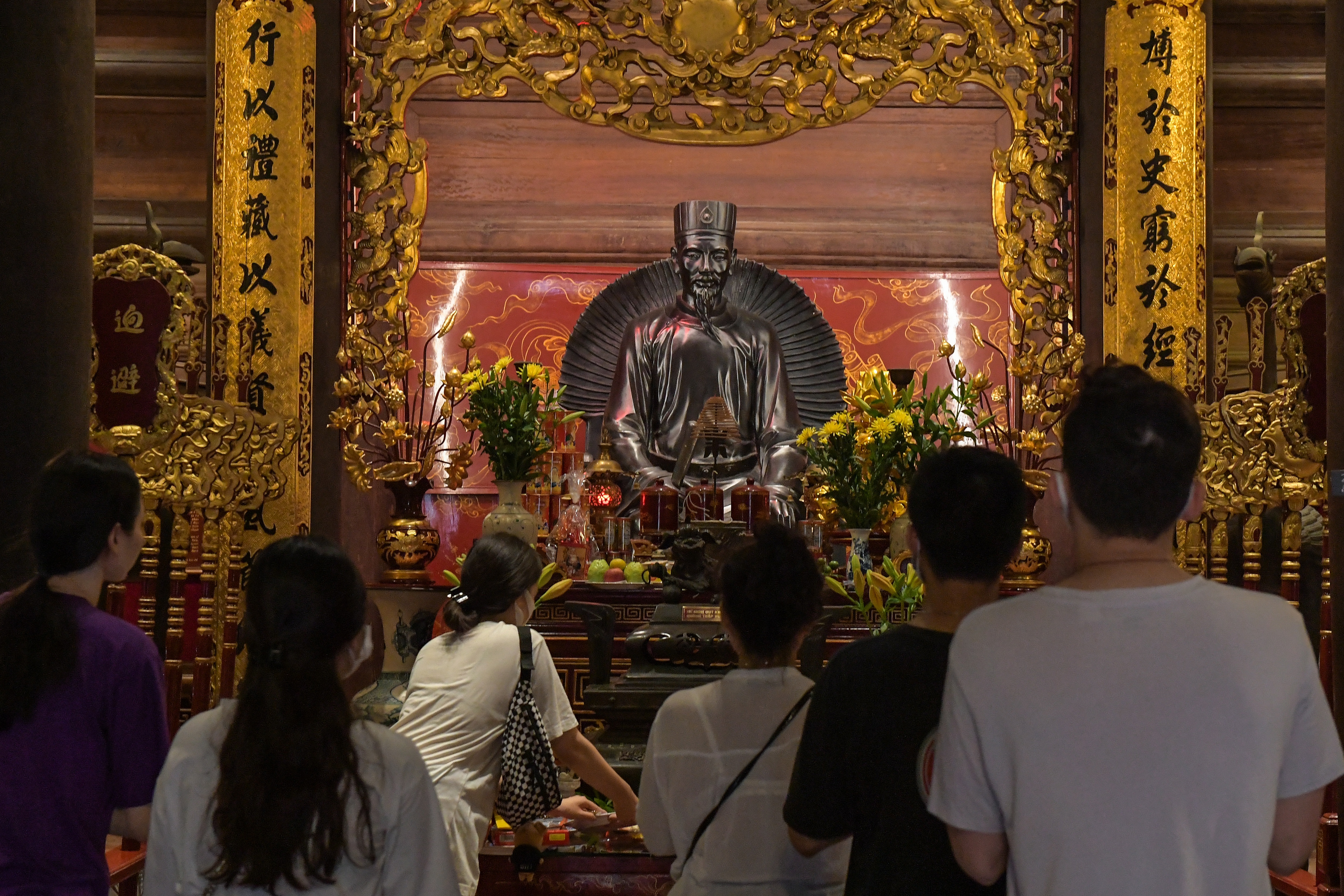 Hàng nghìn sĩ tử đổ về Văn Miếu, viết chữ lên bảng vàng cầu may - 1 Hàng nghìn sĩ tử đổ về Văn Miếu, viết chữ lên bảng vàng cầu may - 1