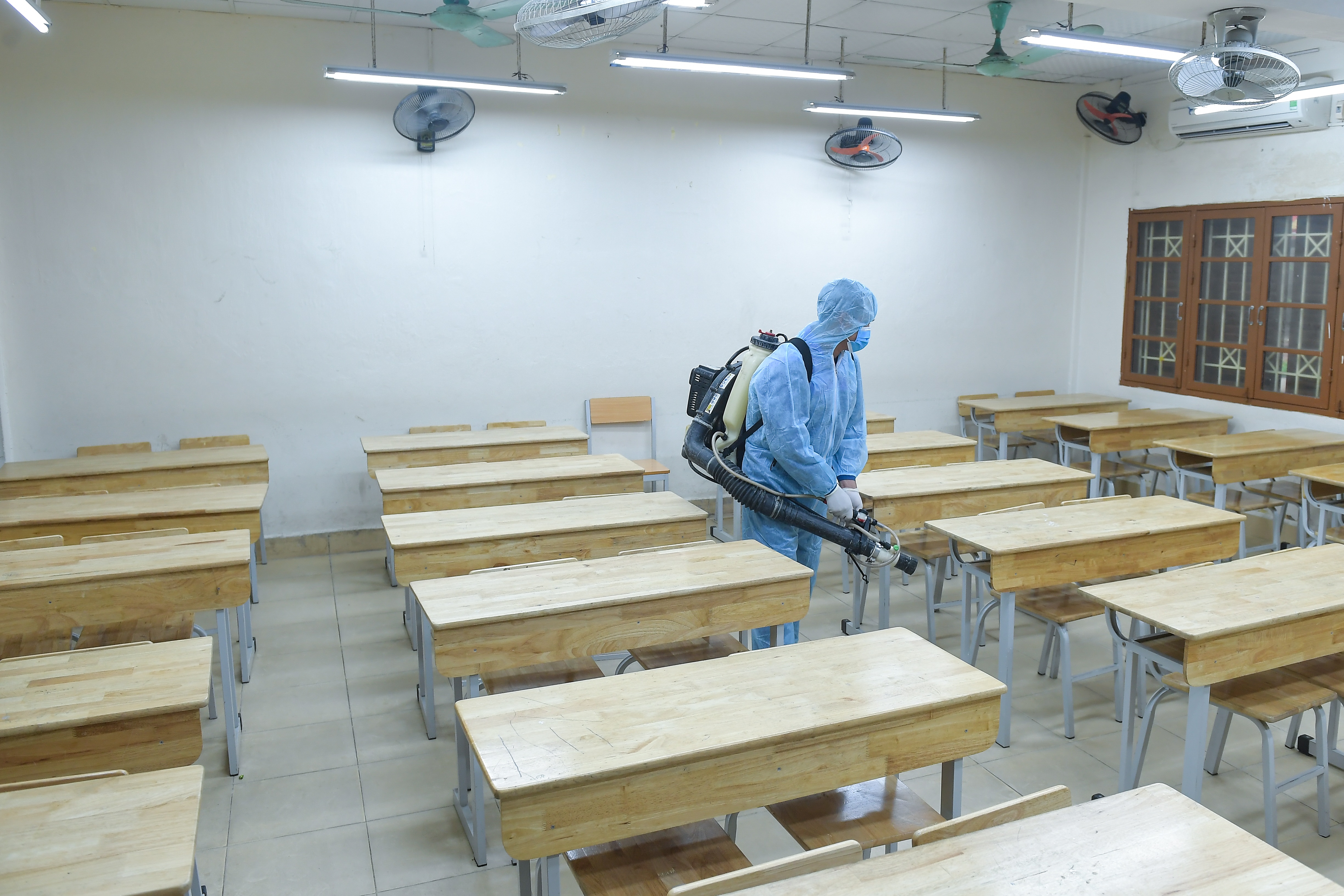 Các trường THPT được khử khuẩn trước kỳ thi tốt nghiệp THPT - 4 Các trường THPT được khử khuẩn trước kỳ thi tốt nghiệp THPT - 4