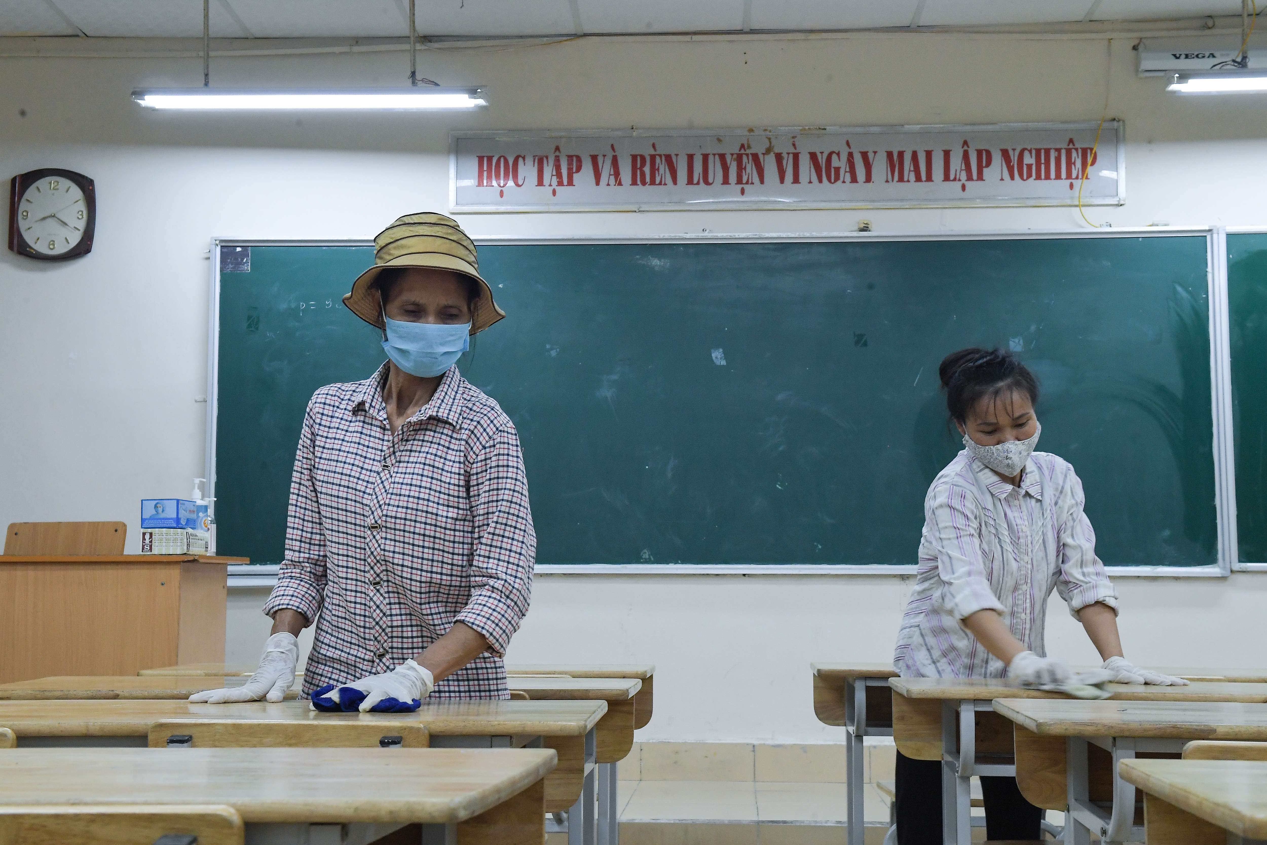 Các trường THPT được khử khuẩn trước kỳ thi tốt nghiệp THPT - 2 Các trường THPT được khử khuẩn trước kỳ thi tốt nghiệp THPT - 2