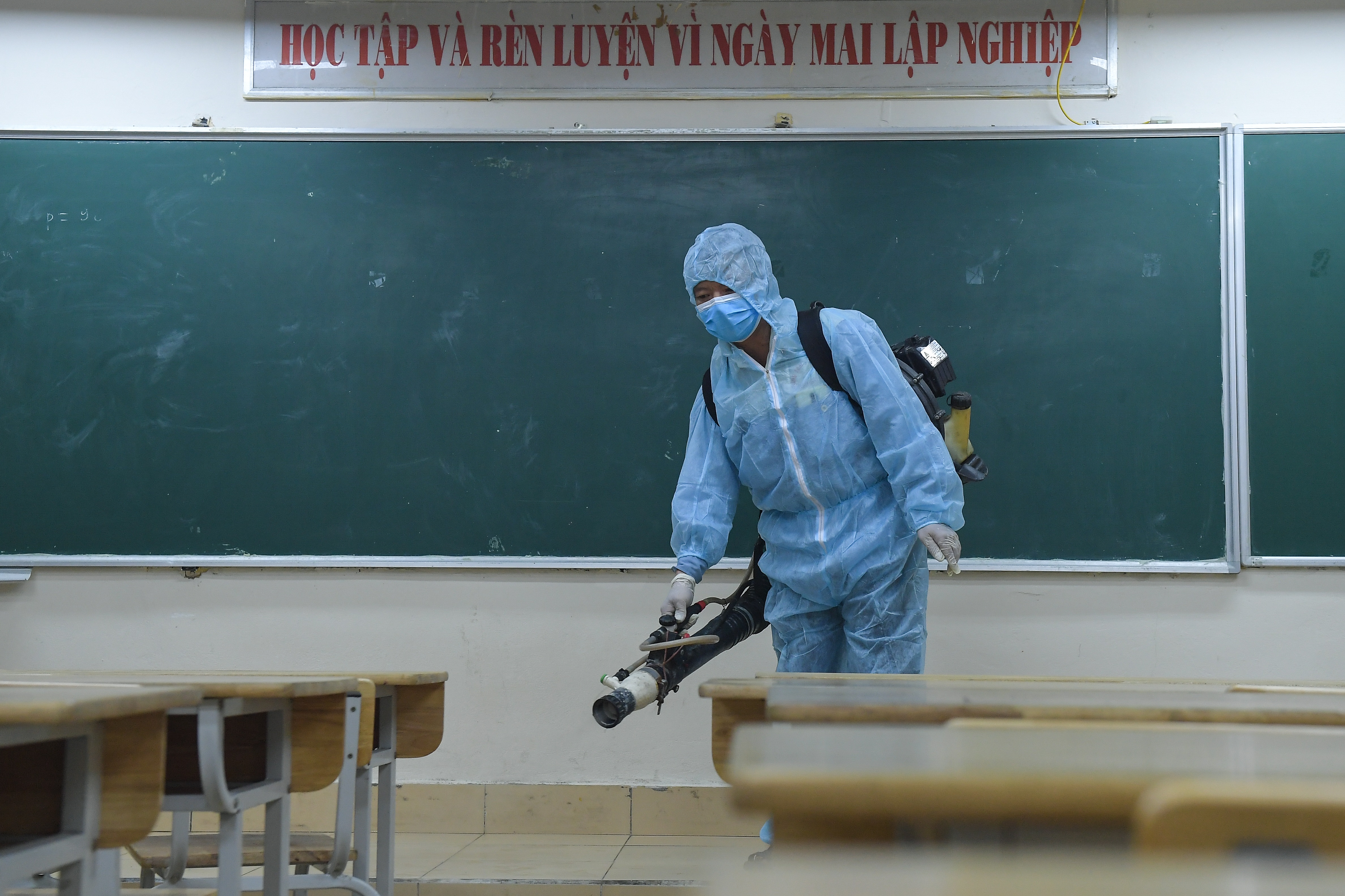 Các trường THPT được khử khuẩn trước kỳ thi tốt nghiệp THPT - 5 Các trường THPT được khử khuẩn trước kỳ thi tốt nghiệp THPT - 5