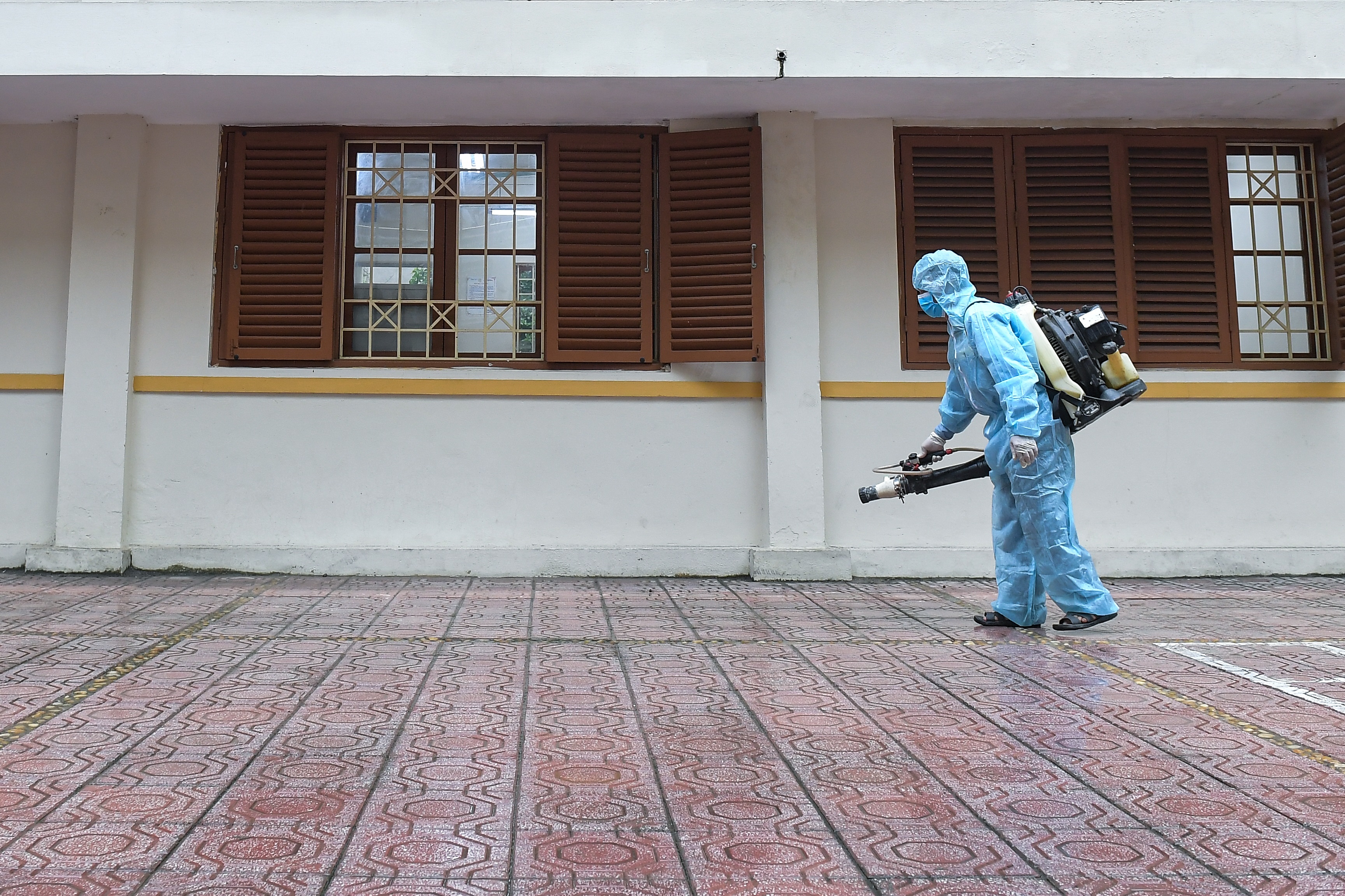 Các trường THPT được khử khuẩn trước kỳ thi tốt nghiệp THPT - 7 Các trường THPT được khử khuẩn trước kỳ thi tốt nghiệp THPT - 7