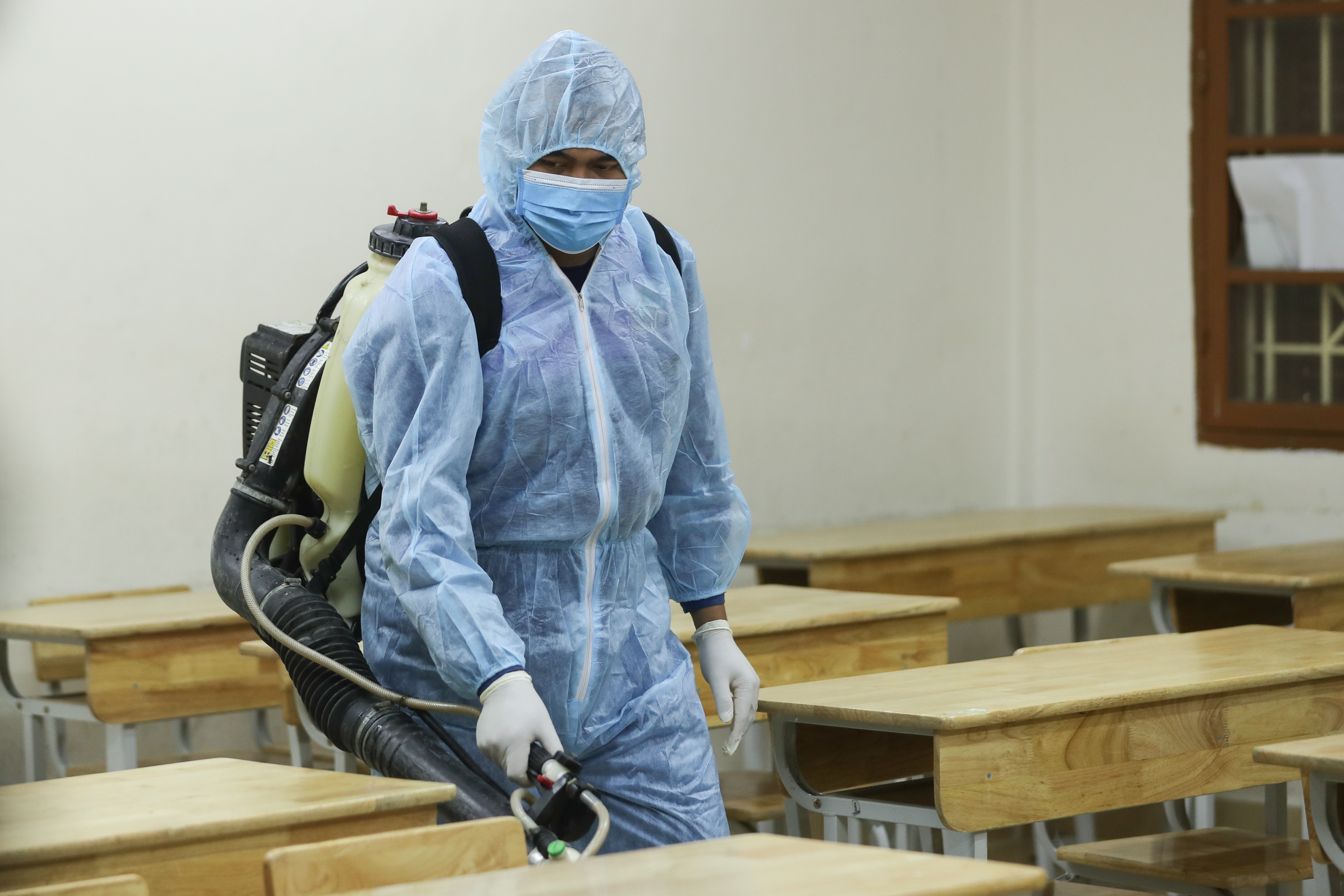 Các trường THPT được khử khuẩn trước kỳ thi tốt nghiệp THPT - 6 Các trường THPT được khử khuẩn trước kỳ thi tốt nghiệp THPT - 6