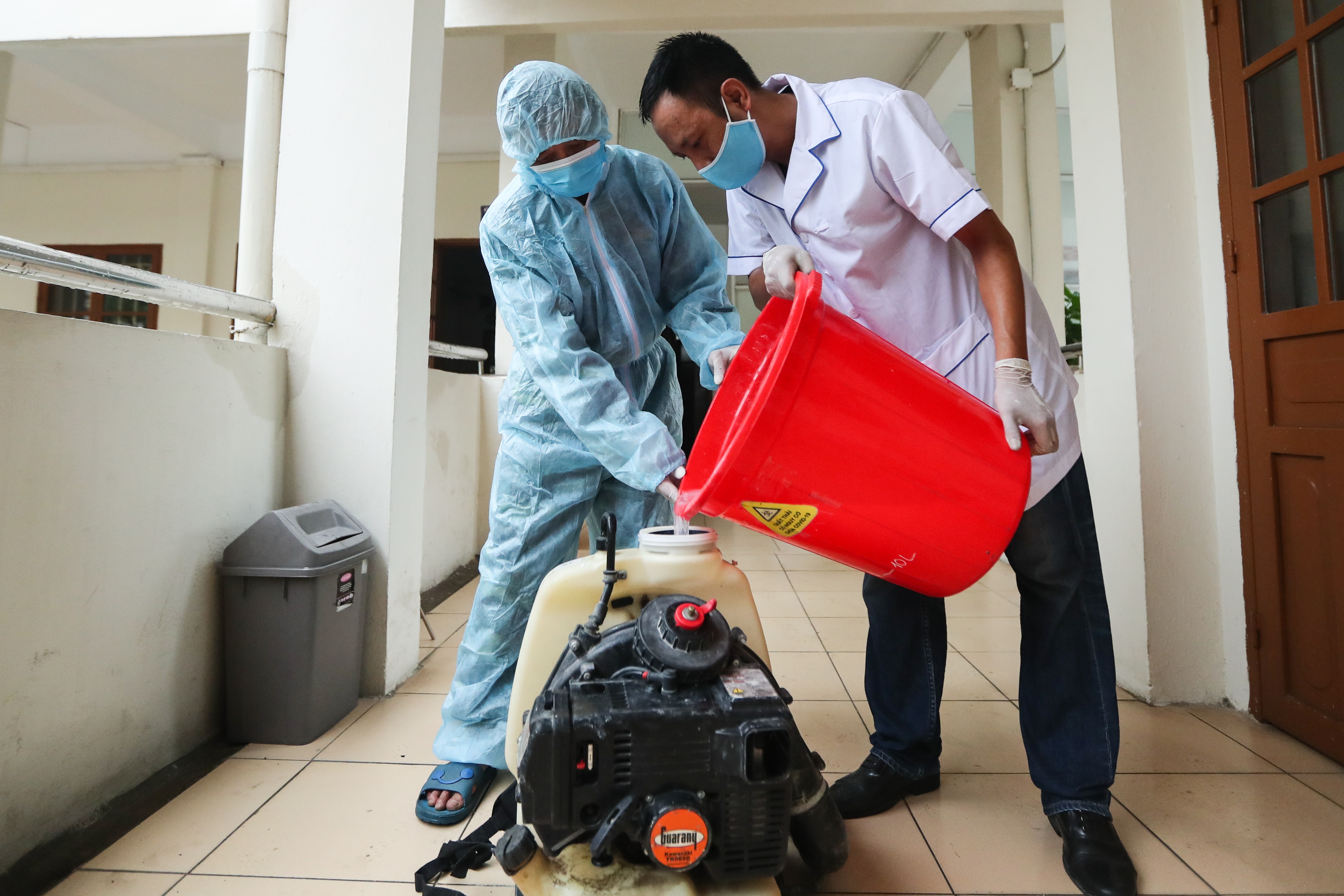 Các trường THPT được khử khuẩn trước kỳ thi tốt nghiệp THPT - 9 Các trường THPT được khử khuẩn trước kỳ thi tốt nghiệp THPT - 9