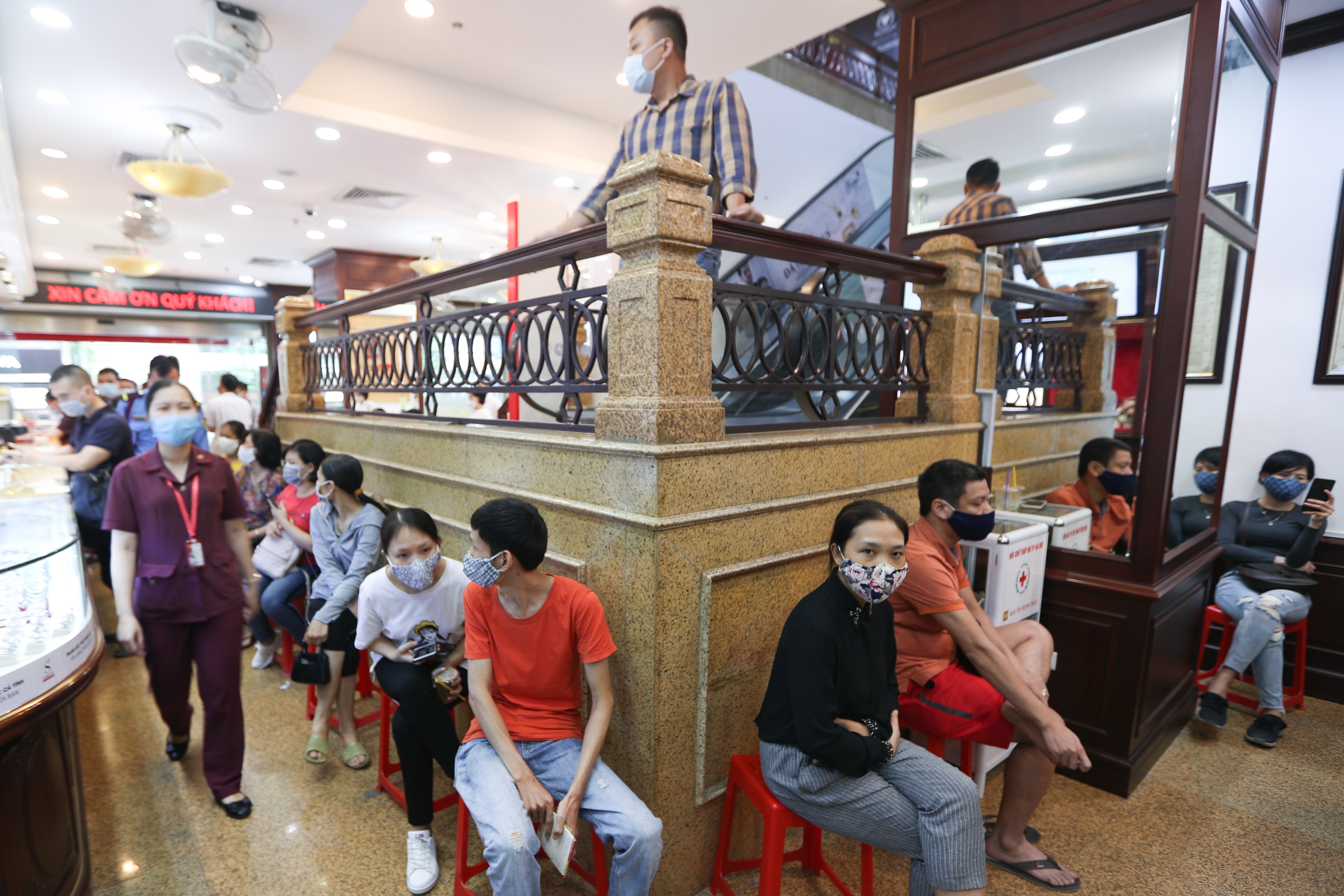 Giá vàng vượt mốc 61 triệu đồng/lượng, dân xếp hàng để bán - 1 Giá vàng vượt mốc 61 triệu đồng/lượng, dân xếp hàng để bán - 1