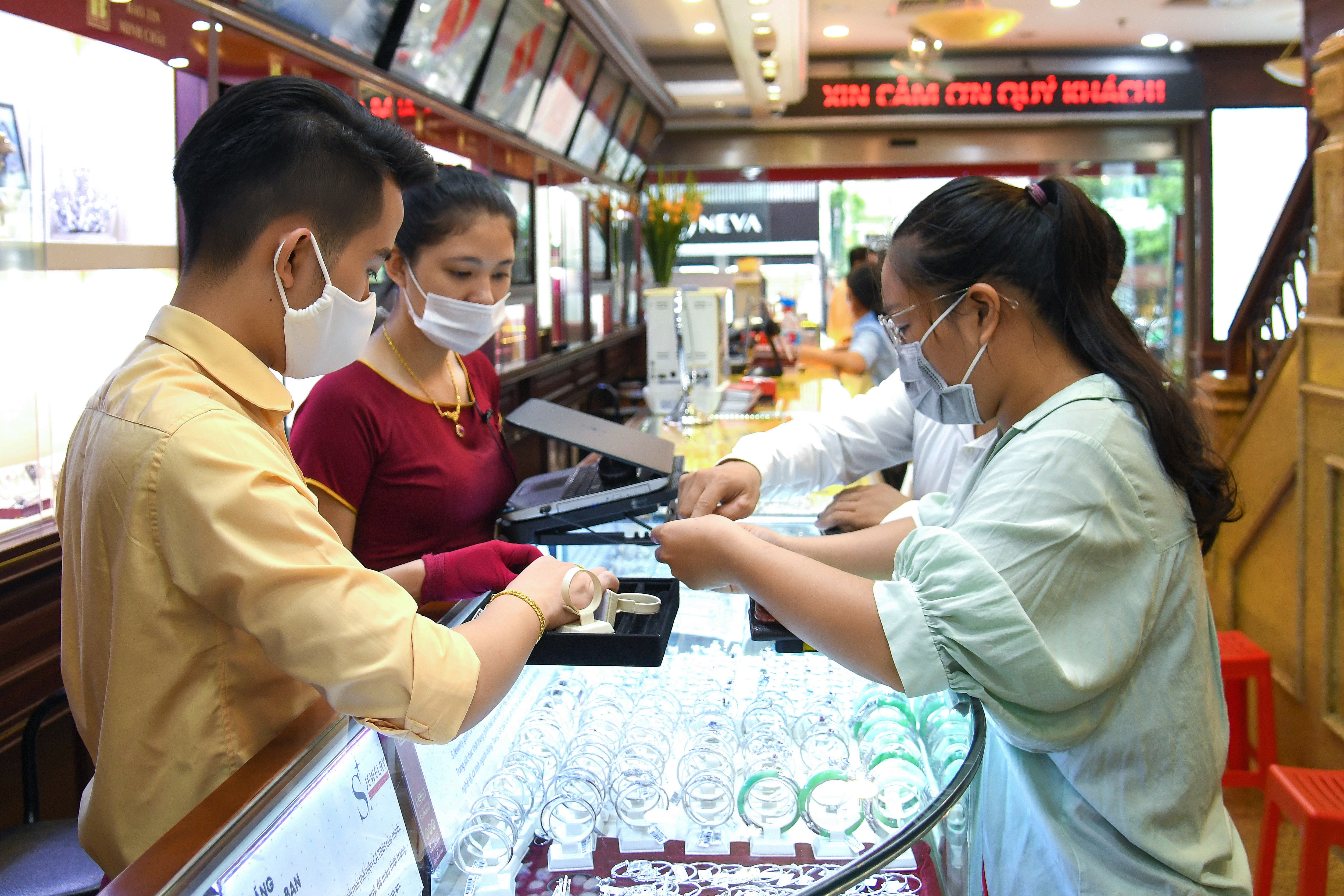 Giá vàng vượt mốc 61 triệu đồng/lượng, dân xếp hàng để bán - 10 Giá vàng vượt mốc 61 triệu đồng/lượng, dân xếp hàng để bán - 10