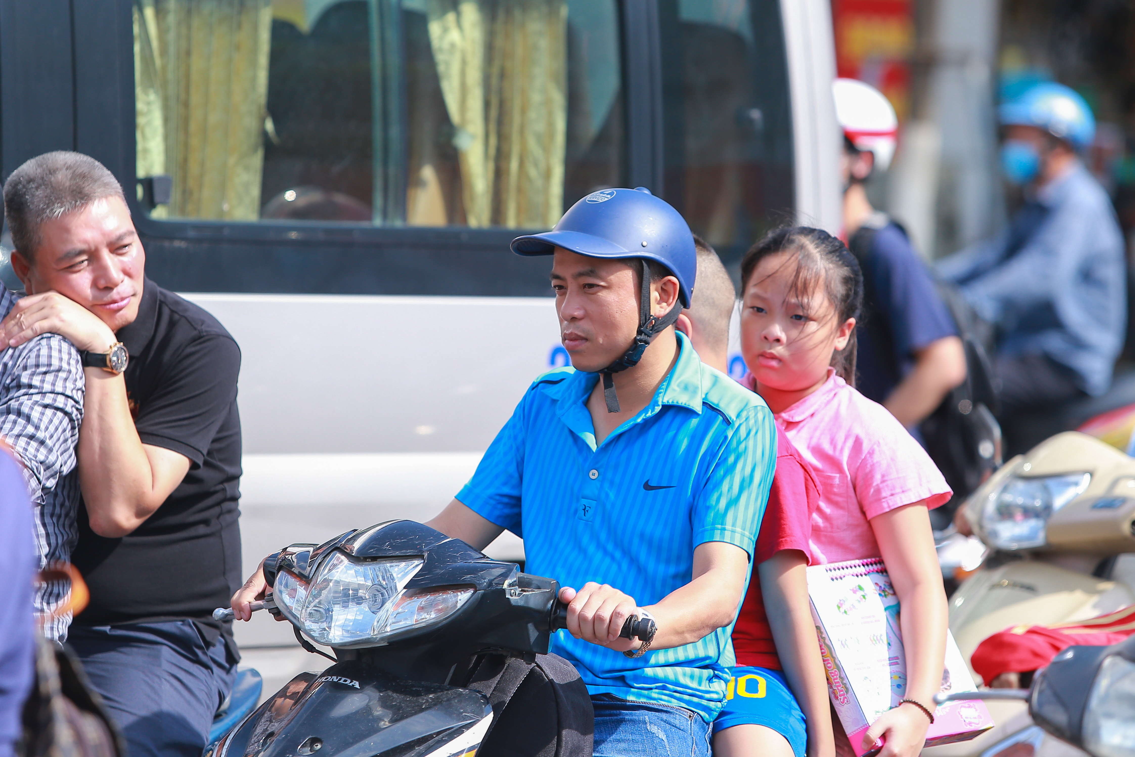 Người dân Hà Nội vẫn thờ ơ với lệnh đeo khẩu trang nơi công cộng - 4 Người dân Hà Nội vẫn thờ ơ với lệnh đeo khẩu trang nơi công cộng - 4