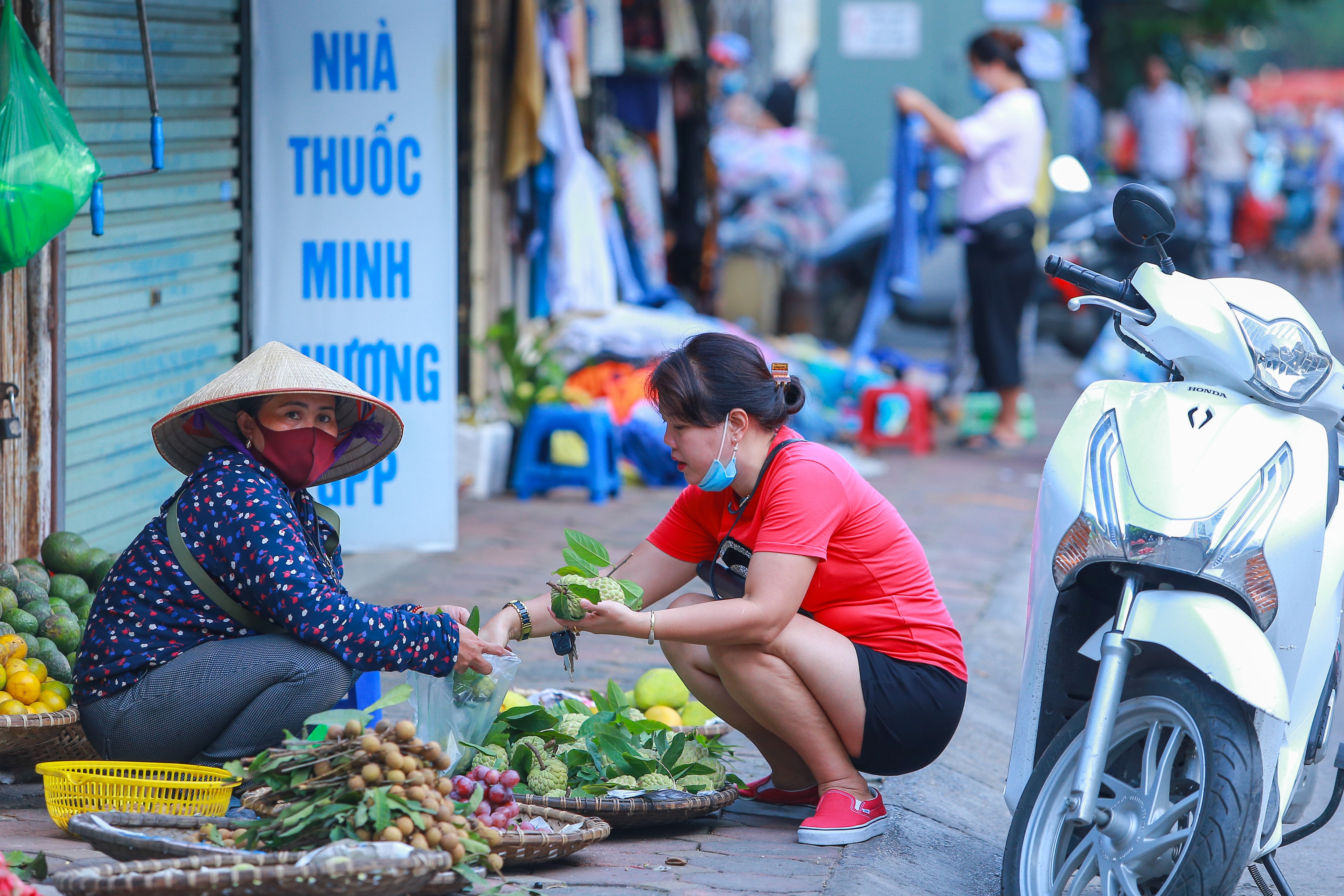 Người dân Hà Nội vẫn thờ ơ với lệnh đeo khẩu trang nơi công cộng - 5 Người dân Hà Nội vẫn thờ ơ với lệnh đeo khẩu trang nơi công cộng - 5