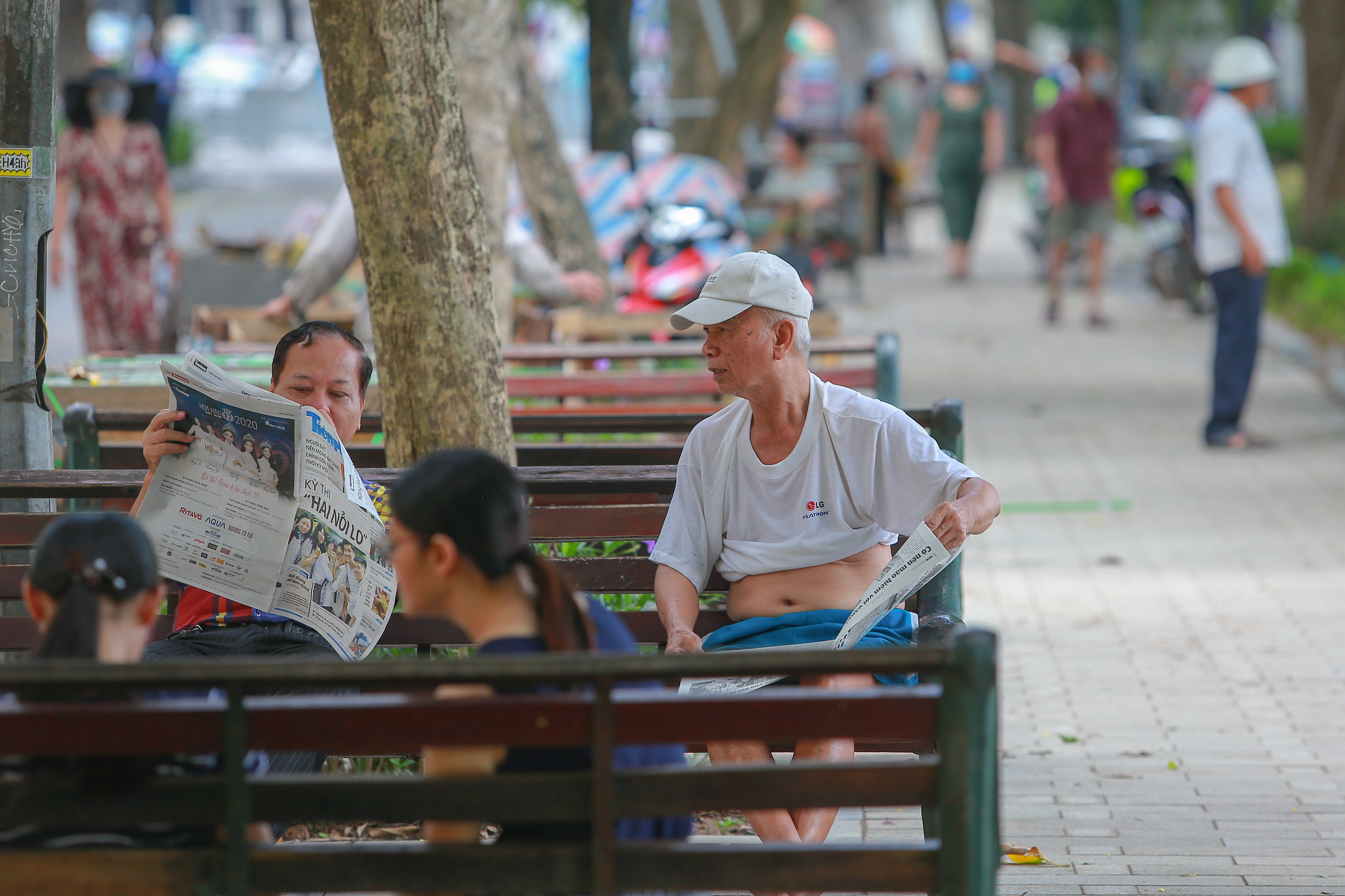 Người dân Hà Nội vẫn thờ ơ với lệnh đeo khẩu trang nơi công cộng - 6 Người dân Hà Nội vẫn thờ ơ với lệnh đeo khẩu trang nơi công cộng - 6