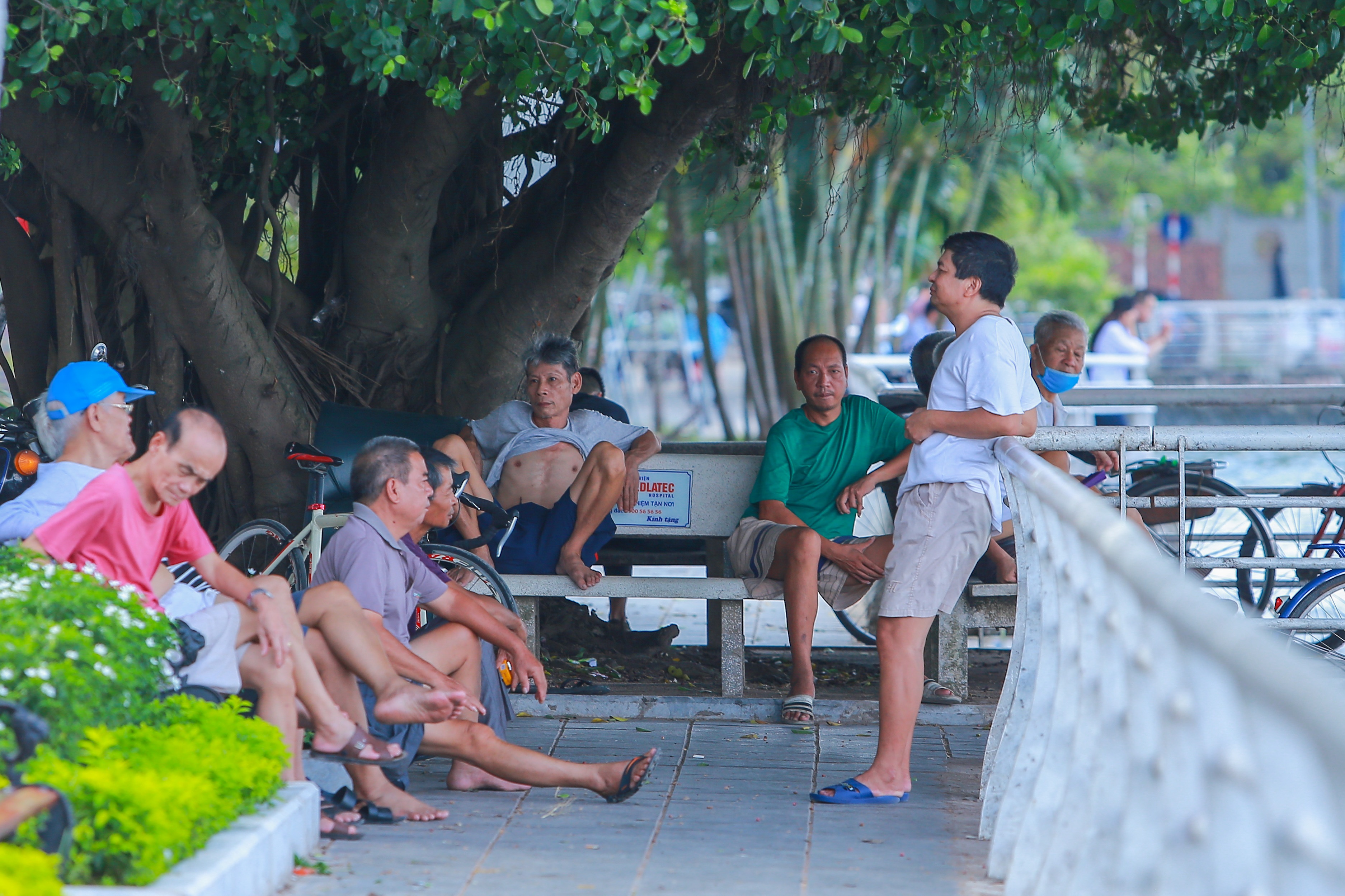 Người dân Hà Nội vẫn thờ ơ với lệnh đeo khẩu trang nơi công cộng - 8 Người dân Hà Nội vẫn thờ ơ với lệnh đeo khẩu trang nơi công cộng - 8