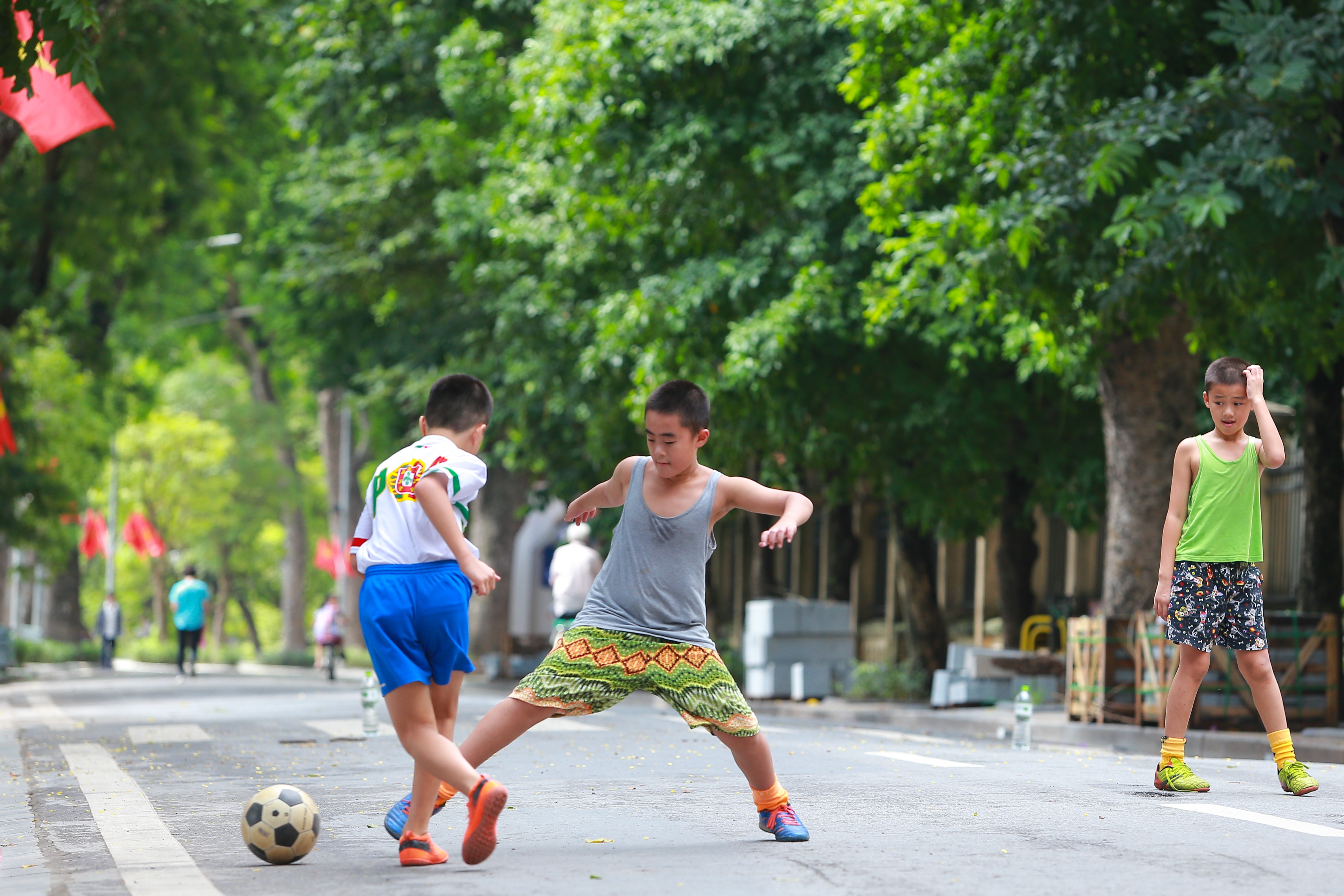 Người dân Hà Nội vẫn thờ ơ với lệnh đeo khẩu trang nơi công cộng - 9 Người dân Hà Nội vẫn thờ ơ với lệnh đeo khẩu trang nơi công cộng - 9