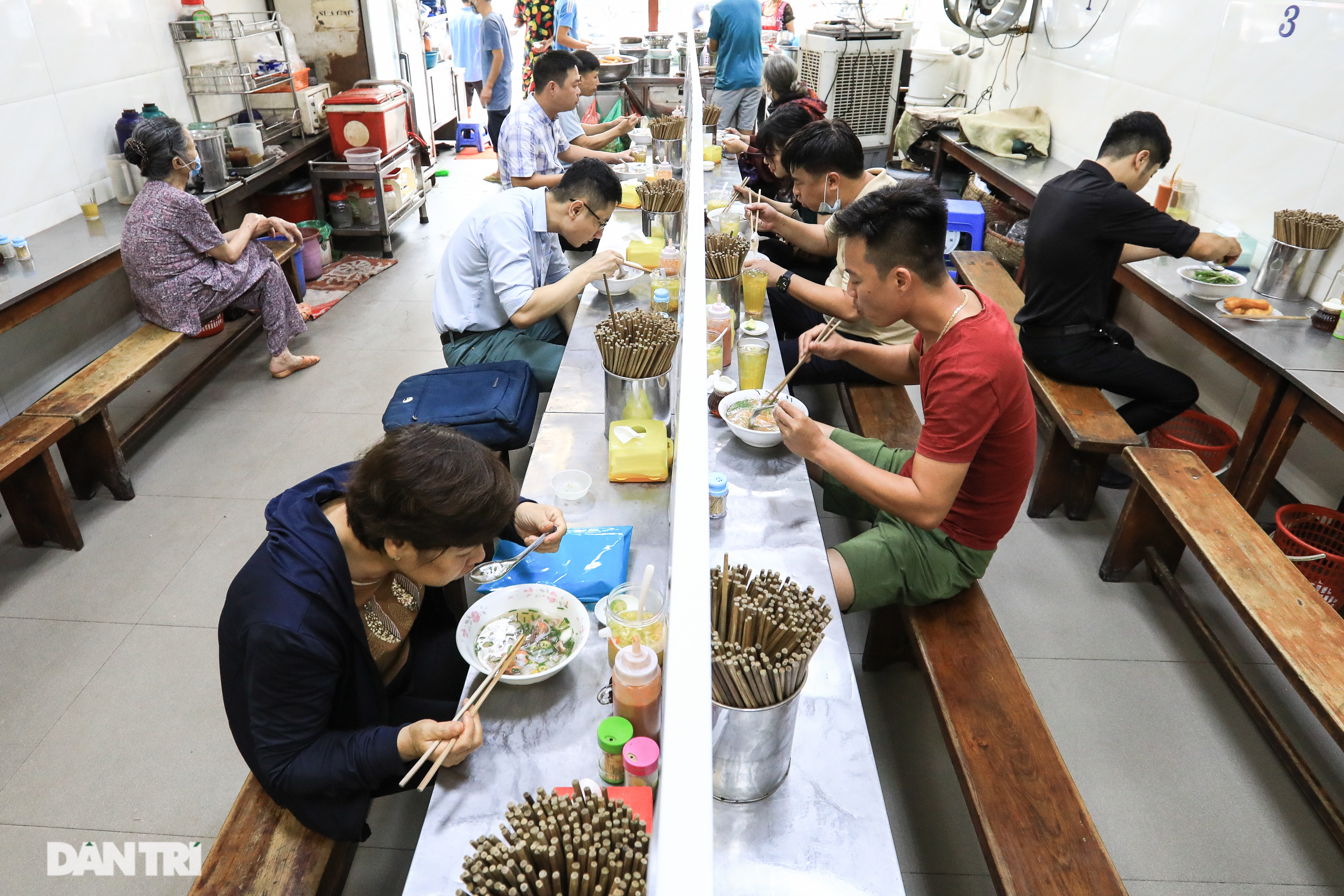Hà Nội: Hàng loạt quán ăn vỉa hè lắp vách ngăn giọt bắn chống Covid-19