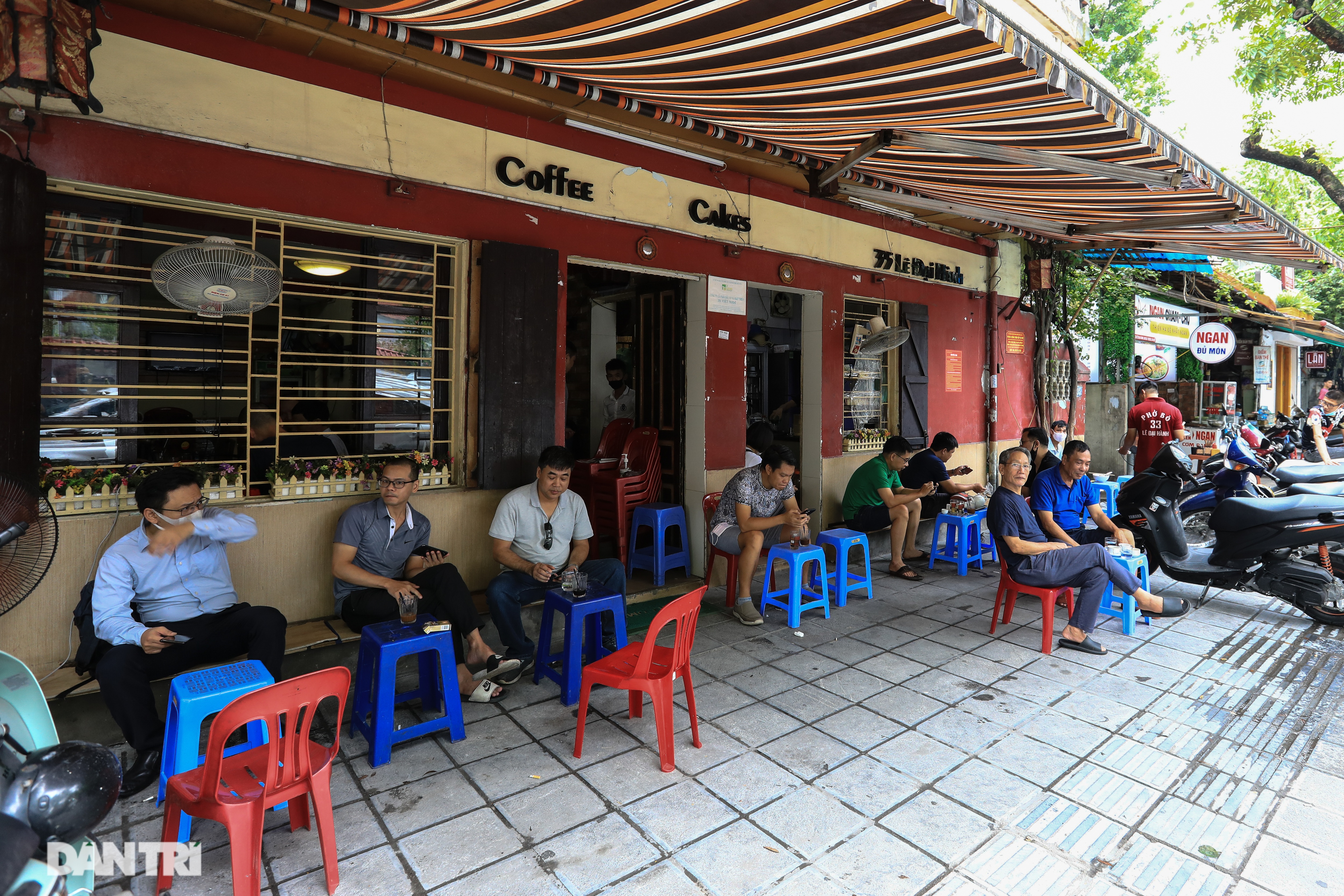 Hà Nội: Hàng loạt quán ăn vỉa hè lắp vách ngăn giọt bắn chống Covid-19 - 4 Hà Nội: Hàng loạt quán ăn vỉa hè lắp vách ngăn giọt bắn chống Covid-19 - 4