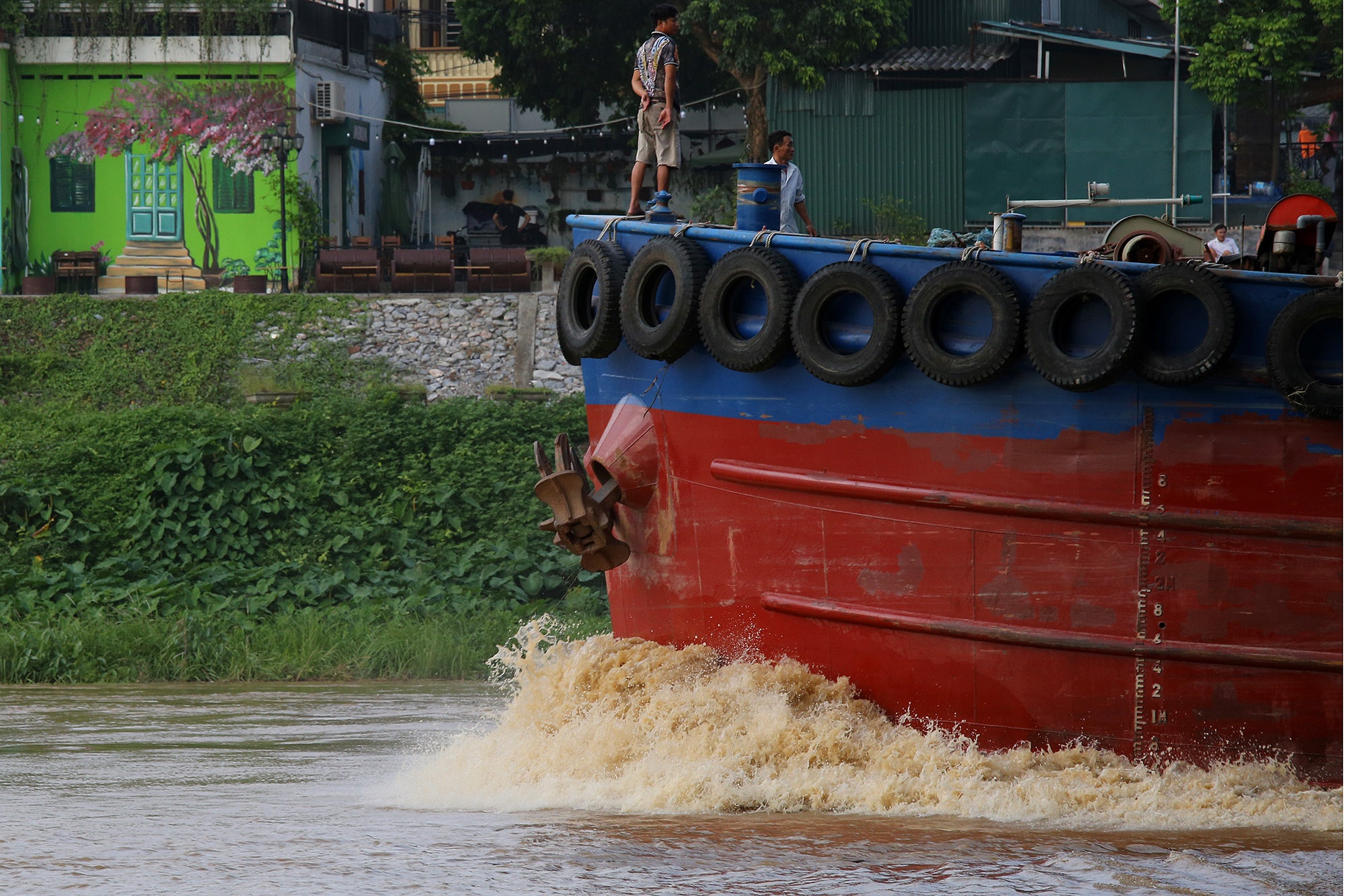 Cảnh nước dâng cao, chảy cuồn cuộn trên sông Hồng, sông Đuống - 5 Cảnh nước dâng cao, chảy cuồn cuộn trên sông Hồng, sông Đuống - 5