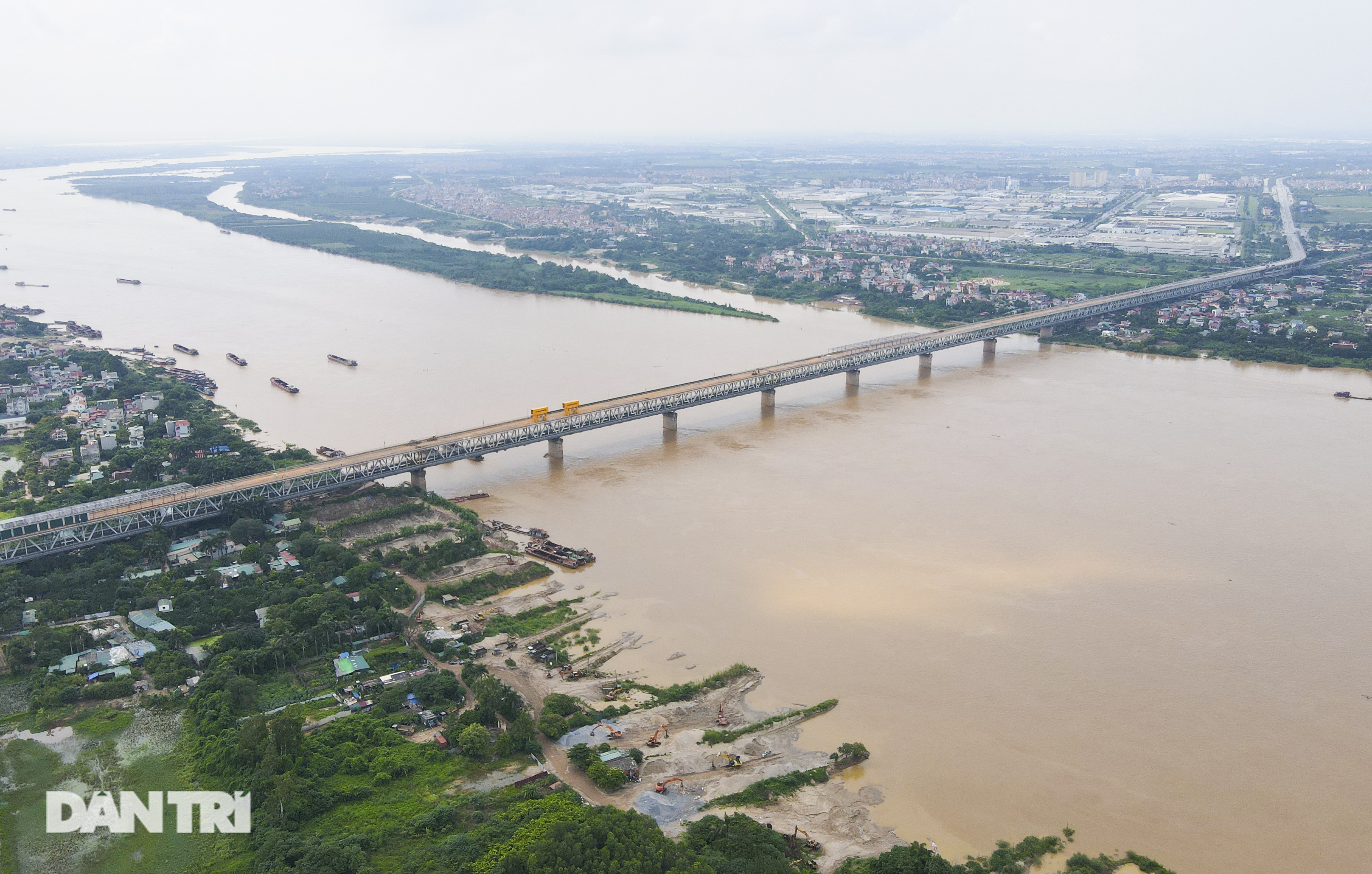 Cận cảnh đại công trường sửa chữa mặt cầu Thăng Long - 1 Cận cảnh đại công trường sửa chữa mặt cầu Thăng Long - 1