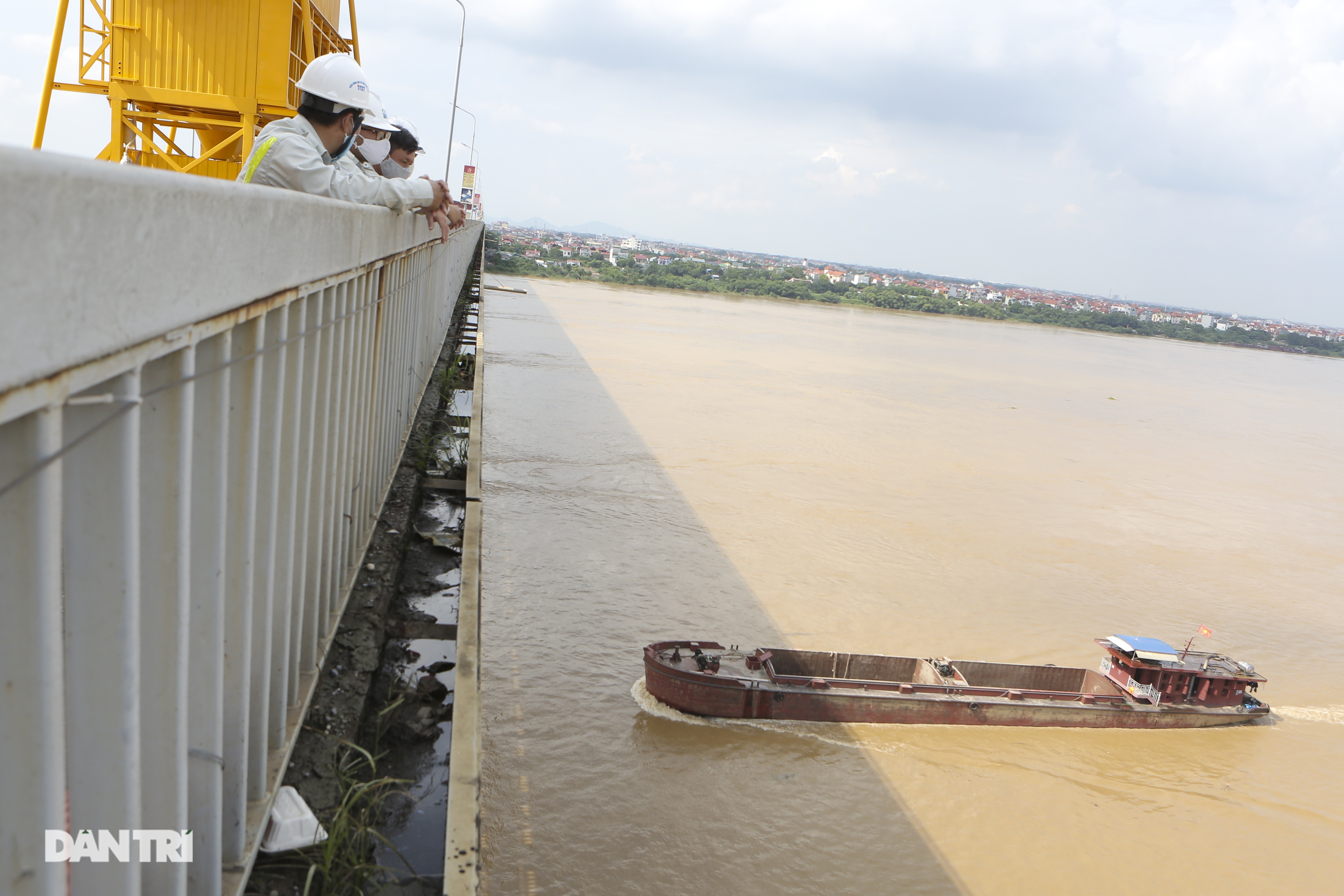 Cận cảnh đại công trường sửa chữa mặt cầu Thăng Long - 18