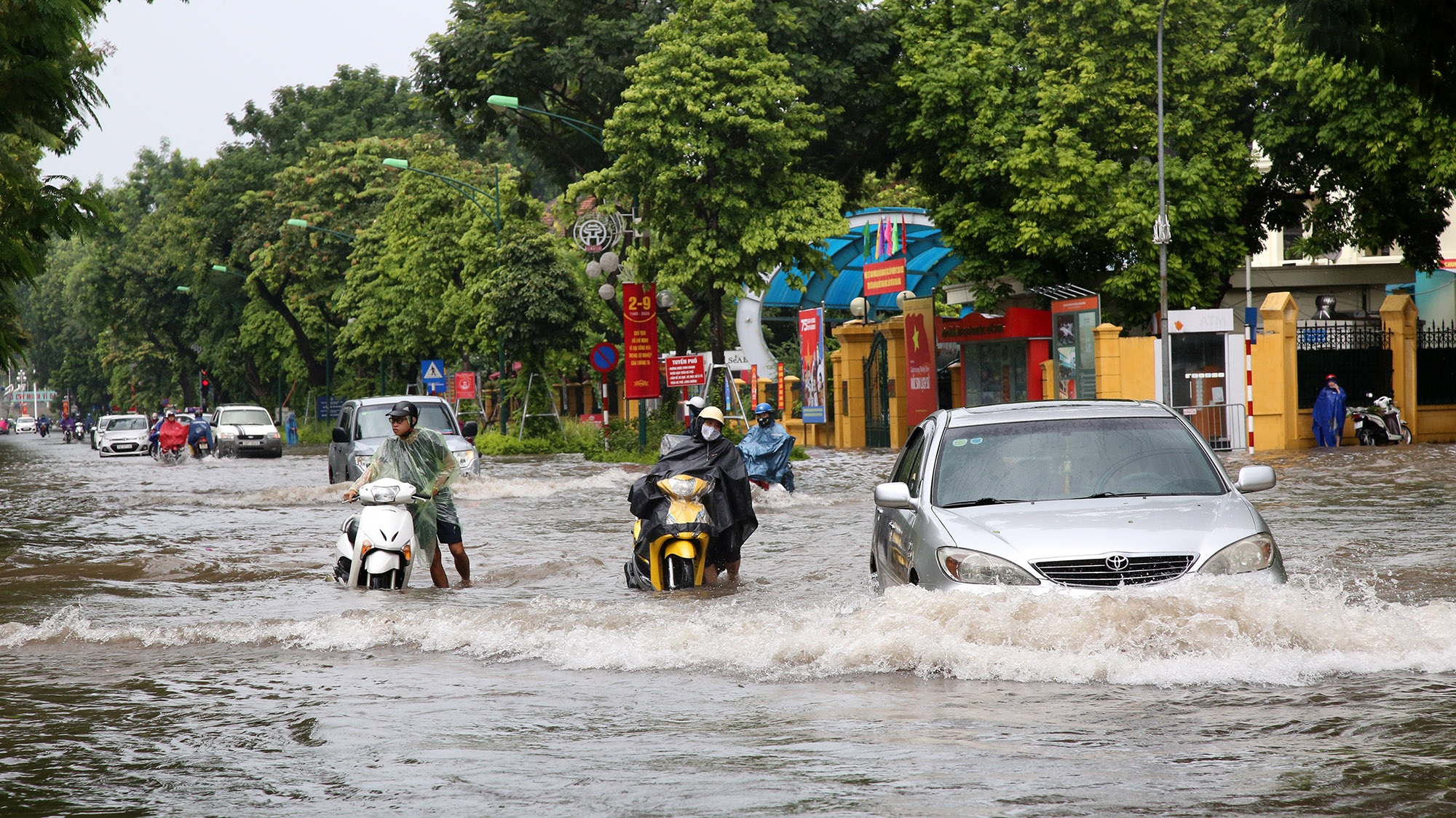 Phố ngập thành sông, người dân Hà Nội hì hục tát nước - 1