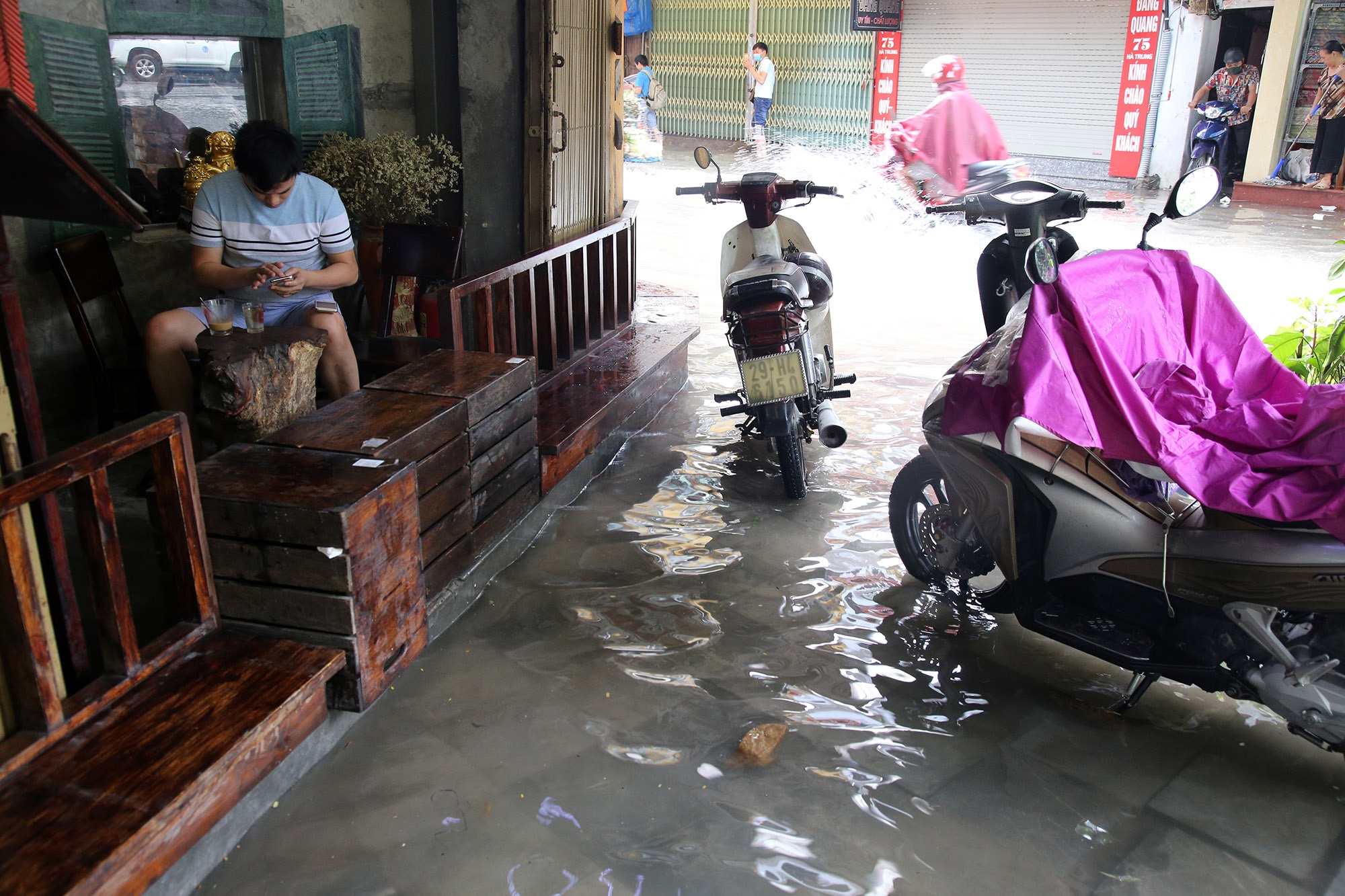 Phố ngập thành sông, người dân Hà Nội hì hục tát nước - 10