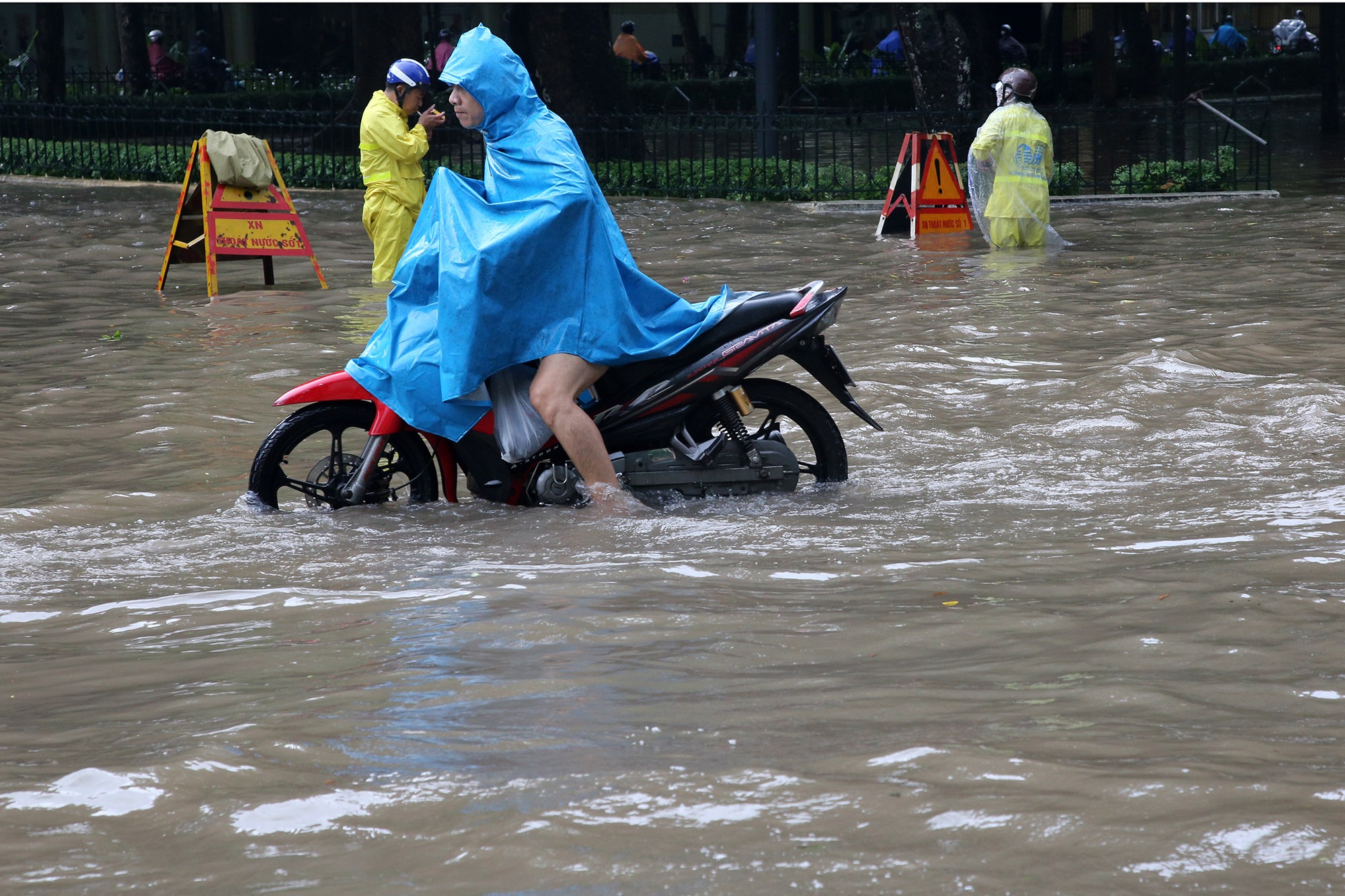 Phố ngập thành sông, người dân Hà Nội hì hục tát nước - 4