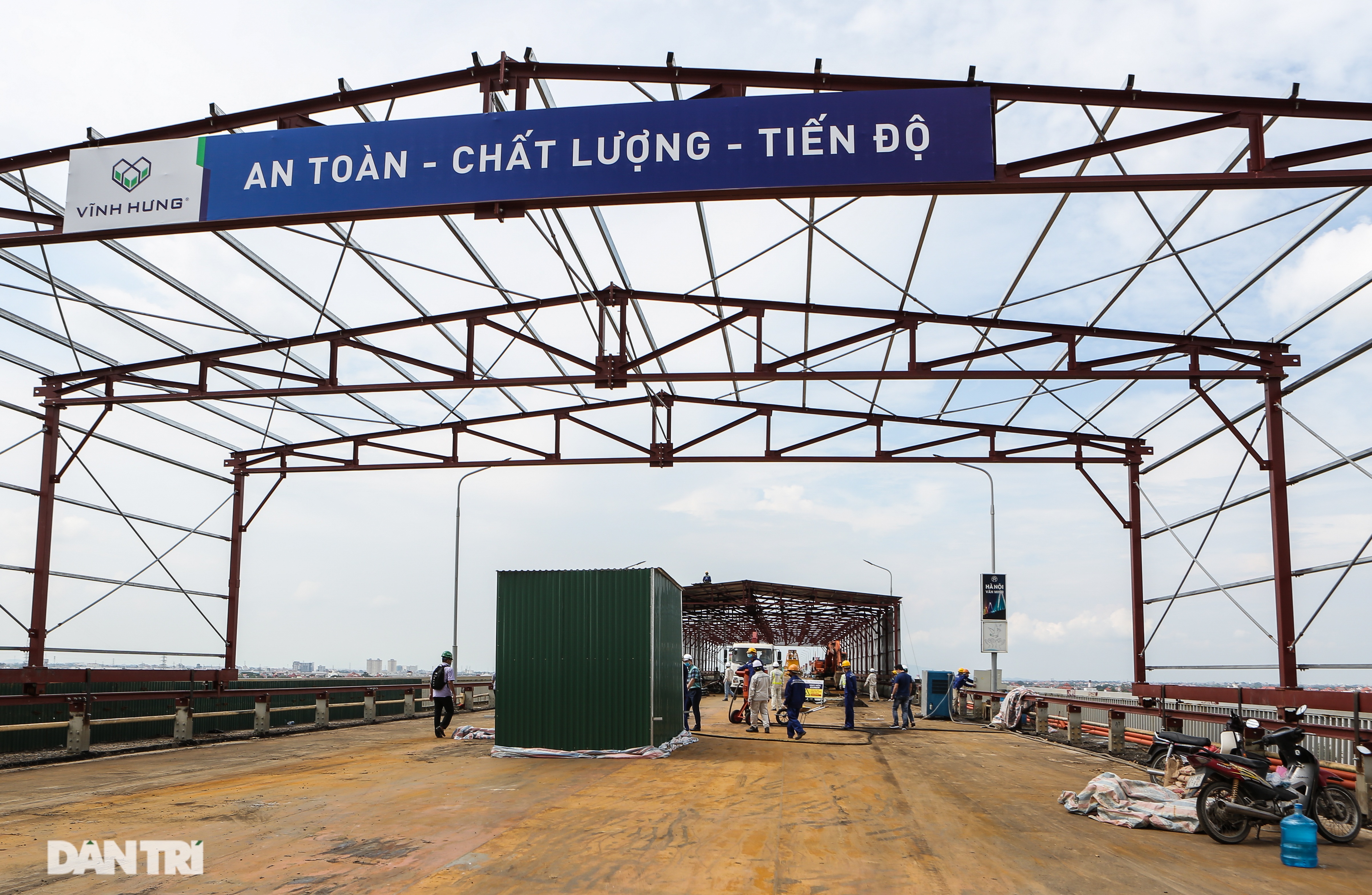 Cận cảnh đại công trường sửa chữa mặt cầu Thăng Long - 7