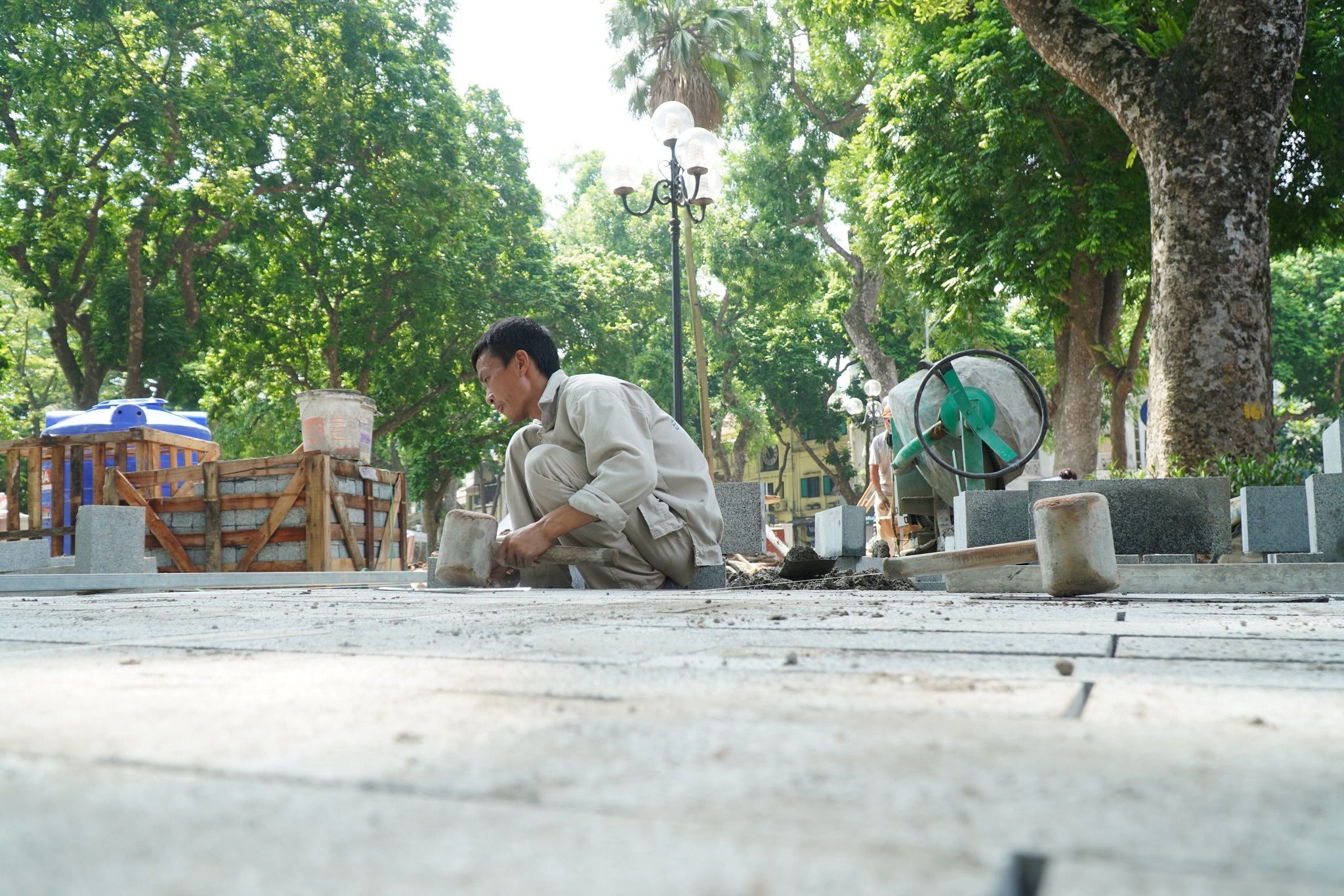 Vỉa hè hồ Hoàn Kiếm “thay áo mới” đẹp ngỡ ngàng - 15