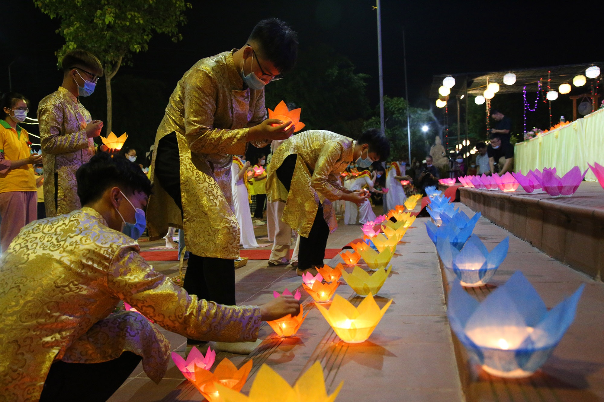Phật tử đeo khẩu trang làm lễ Vu lan báo hiếu tại chùa Ninh Tảo - 13 Phật tử đeo khẩu trang làm lễ Vu lan báo hiếu tại chùa Ninh Tảo - 13