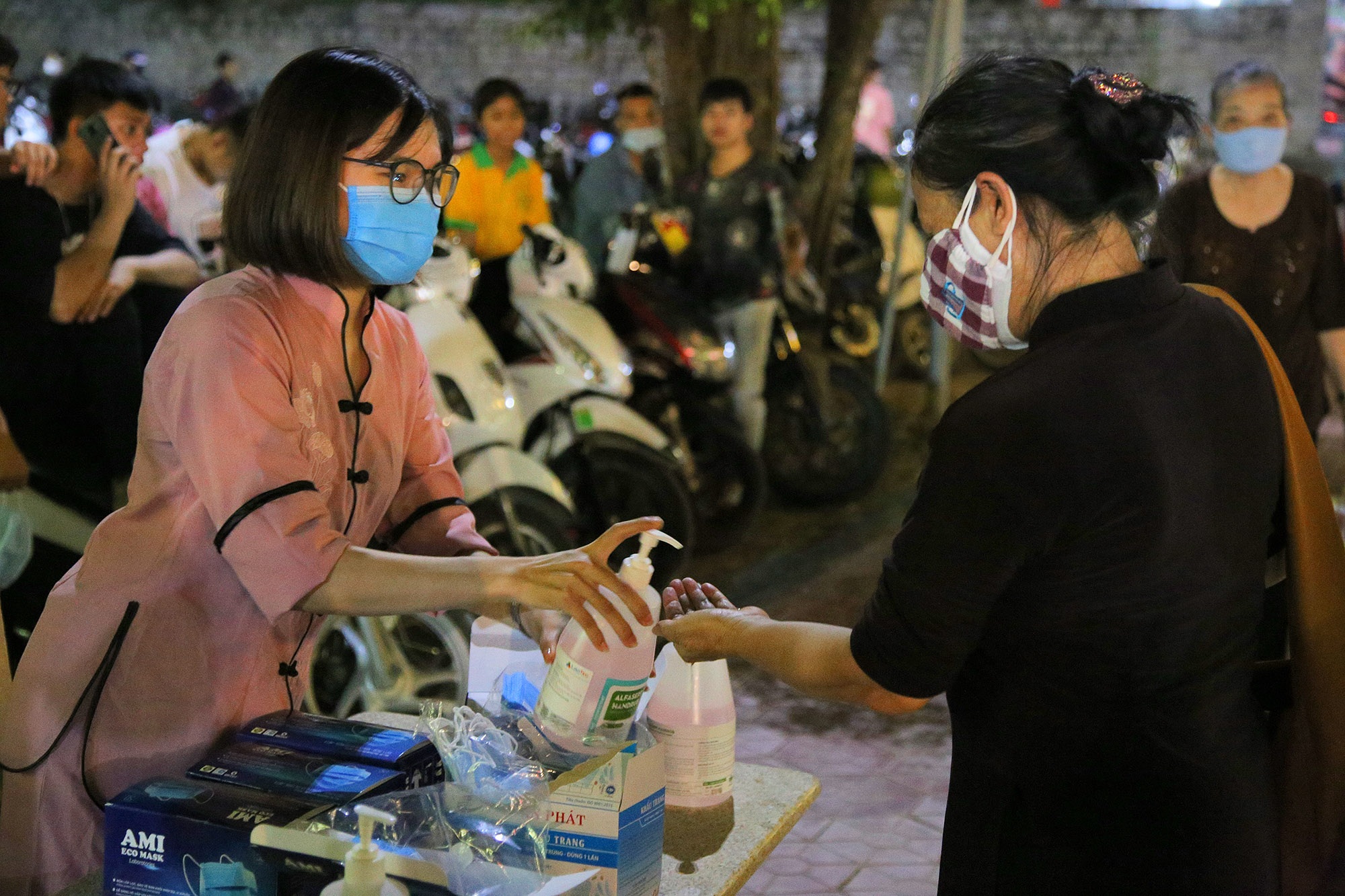 Phật tử đeo khẩu trang làm lễ Vu lan báo hiếu tại chùa Ninh Tảo - 2 Phật tử đeo khẩu trang làm lễ Vu lan báo hiếu tại chùa Ninh Tảo - 2