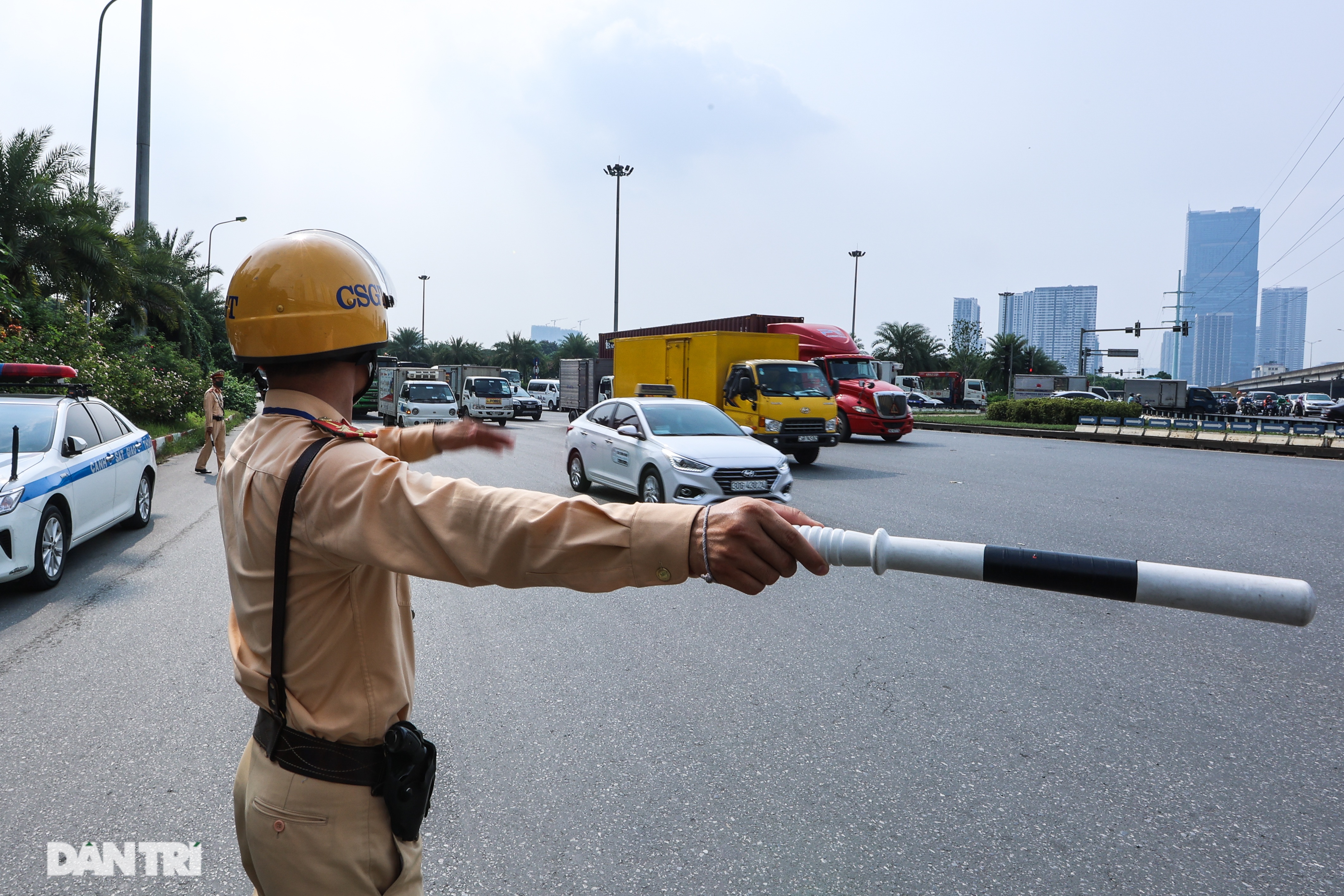 Hanoi: Birds of Prey Cling to Traffic Police and Secret Garage Phone Calls - 16