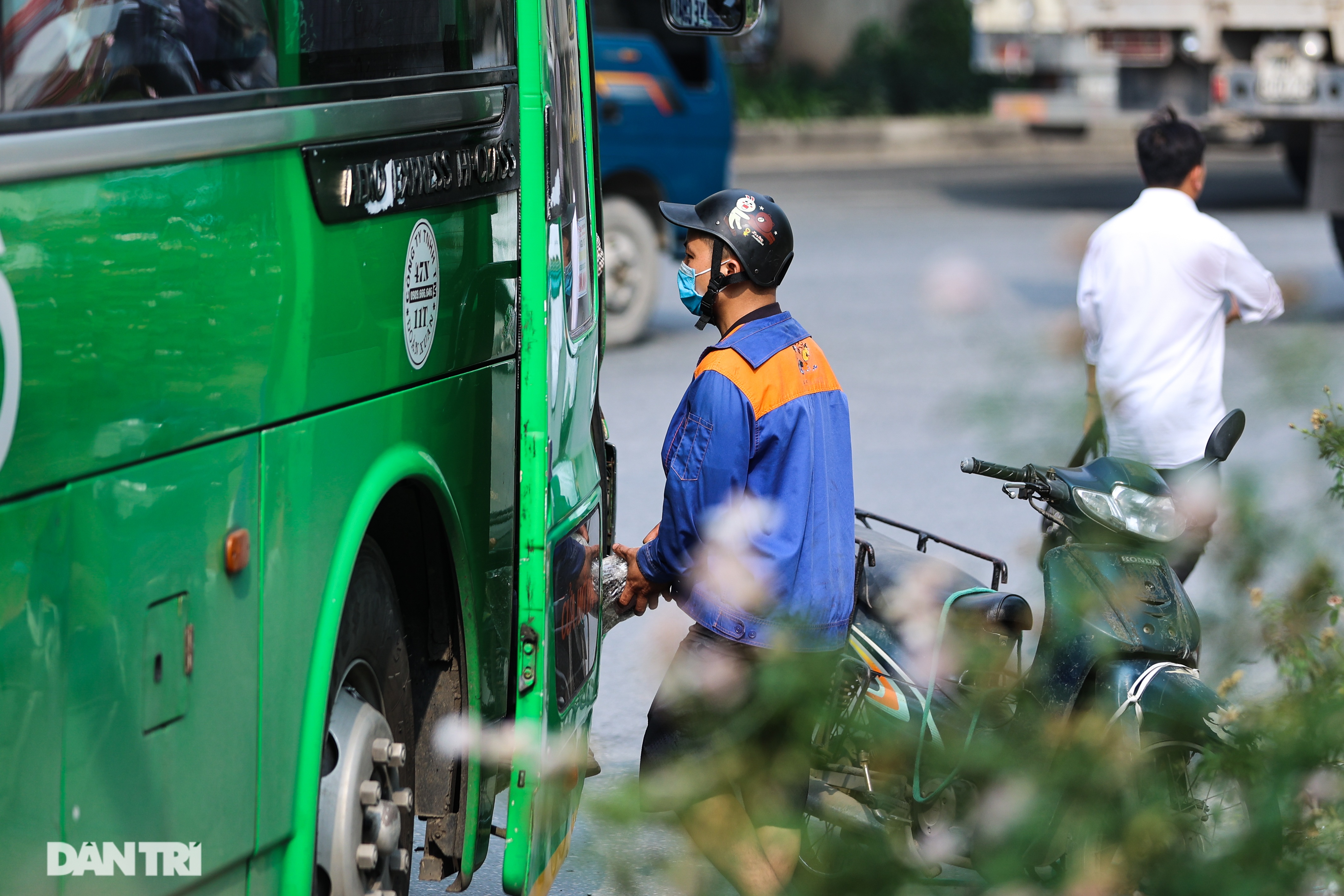 Hanoi: Birds of Prey Cling to Traffic Police and Secret Garage Phone Calls - 15