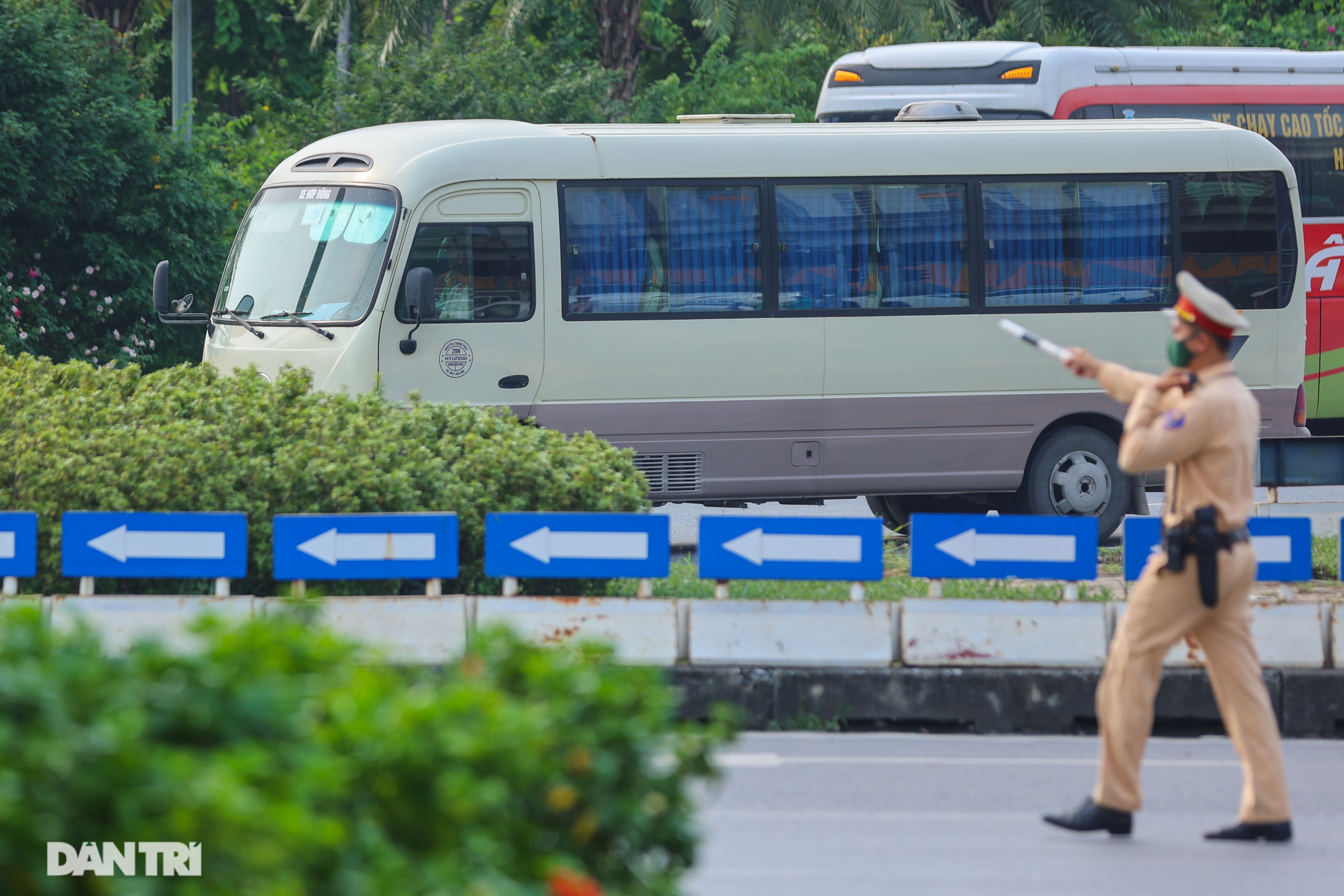 Hanoi: Birds of Prey Cling to Traffic Police and Secret Garage Phone Calls - 7