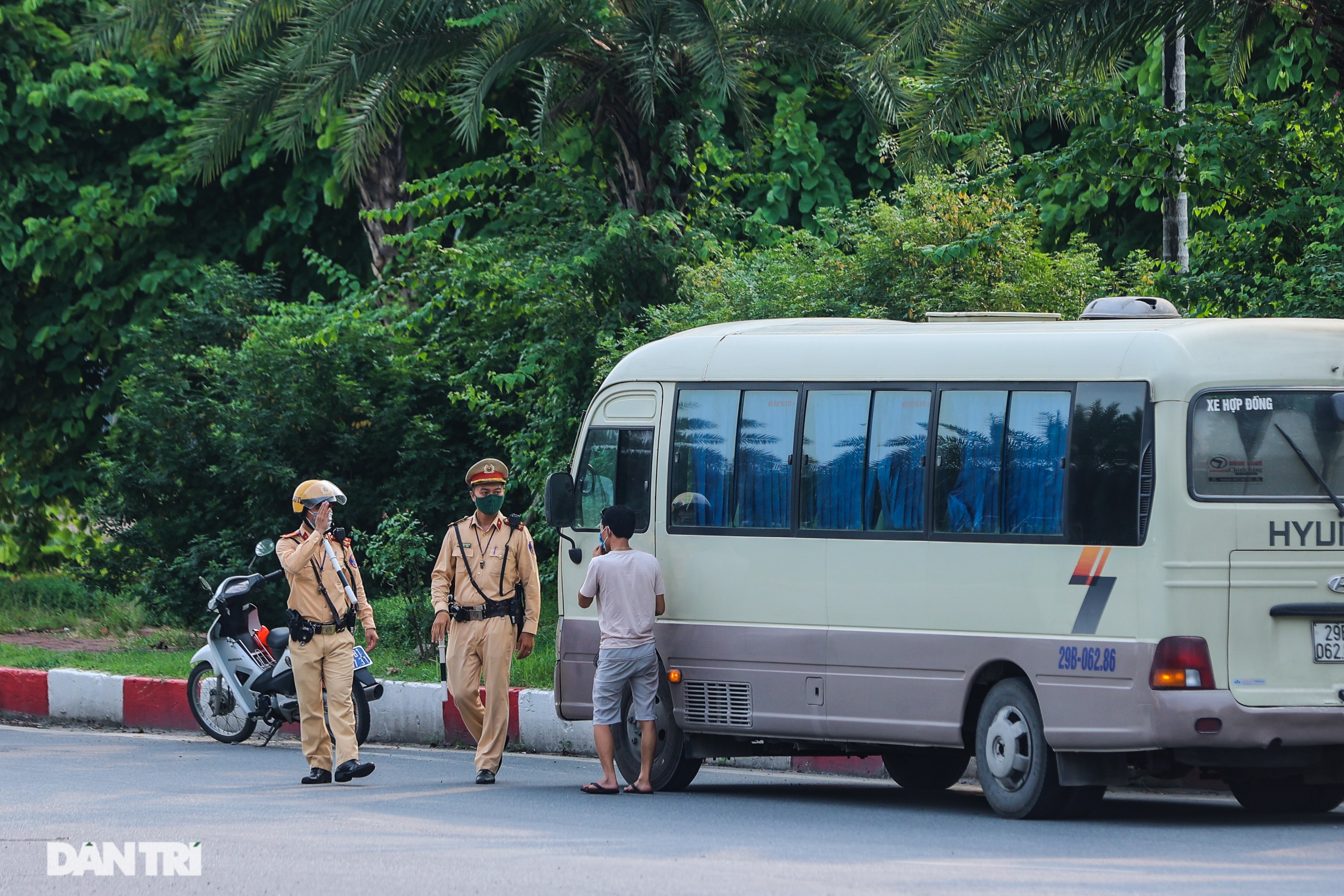 Hanoi: Birds of Prey Cling to Traffic Police and Secret Garage Phone Calls - 8