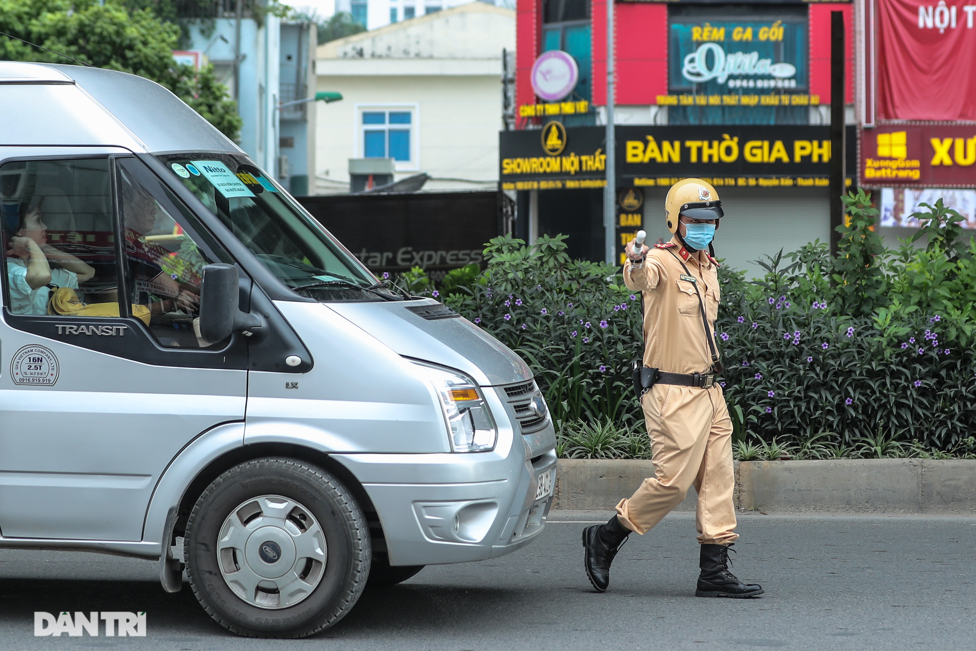 Hanoi: Birds of Prey Cling to Traffic Police and Secret Garage Phone Call - 3