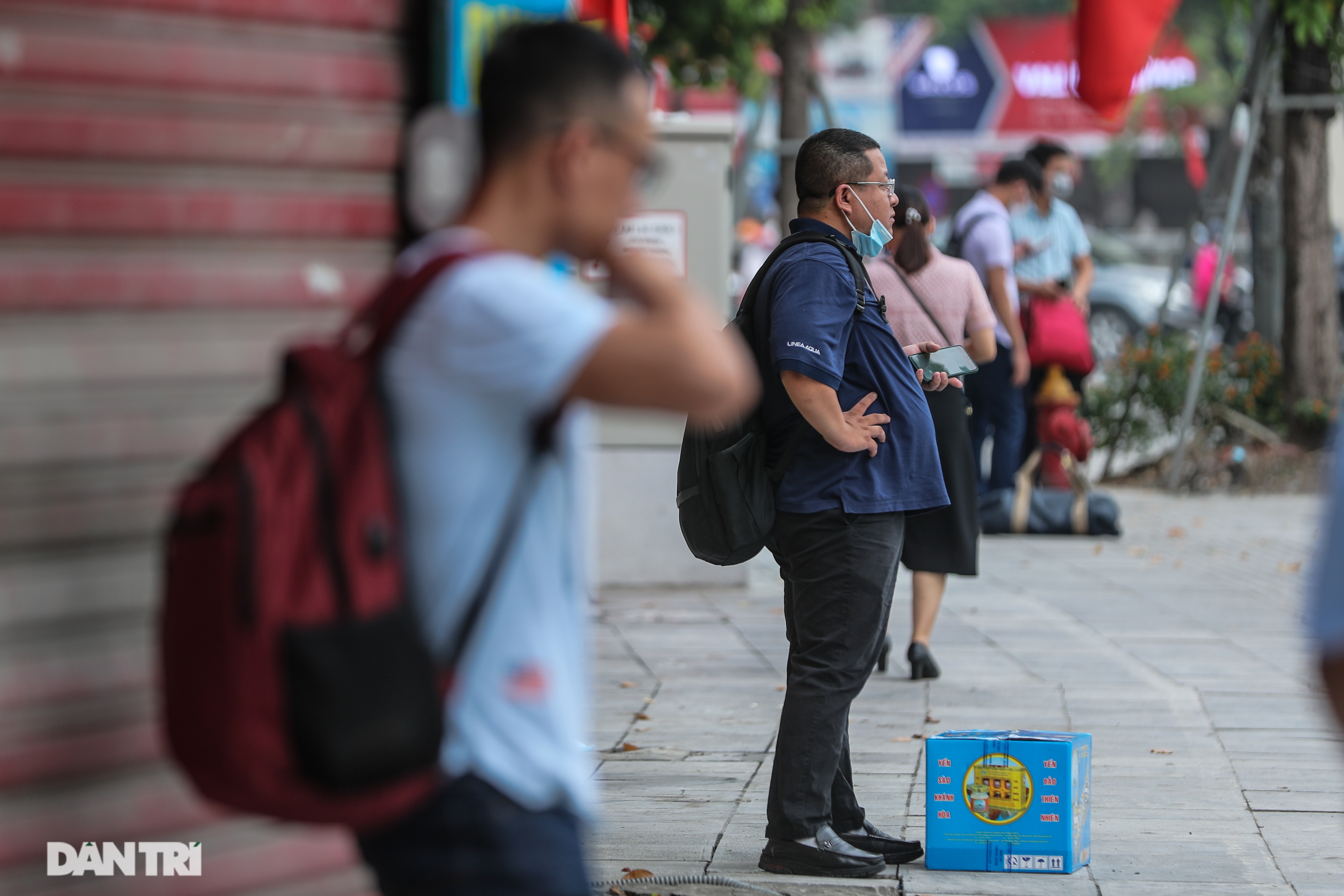 Hanoi: Birds of Prey Cling to Traffic Police and Secret Garage Phone Calls - 11