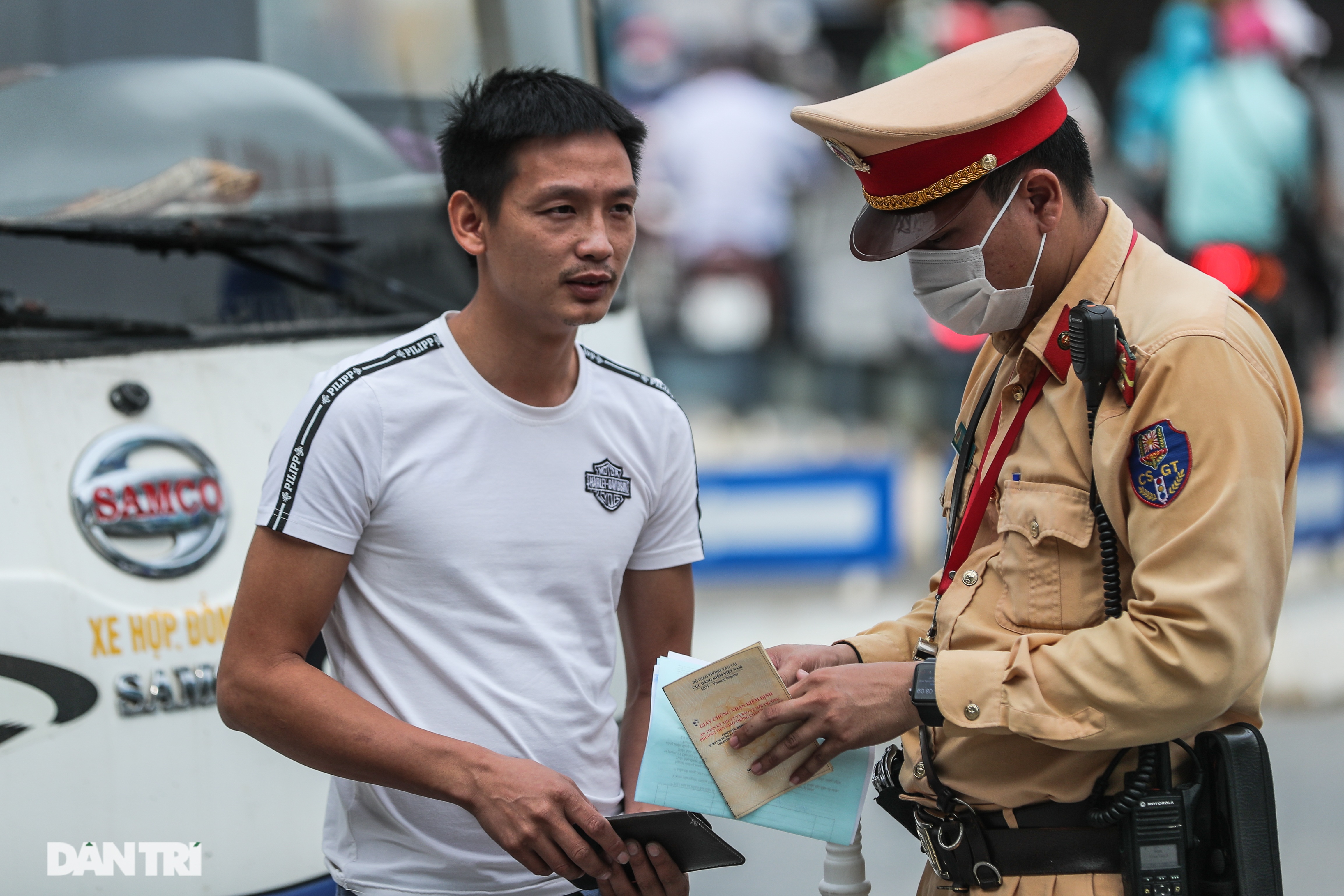 Hanoi: Birds of Prey Cling to Traffic Police and Secret Phone Calls to Garage - 6