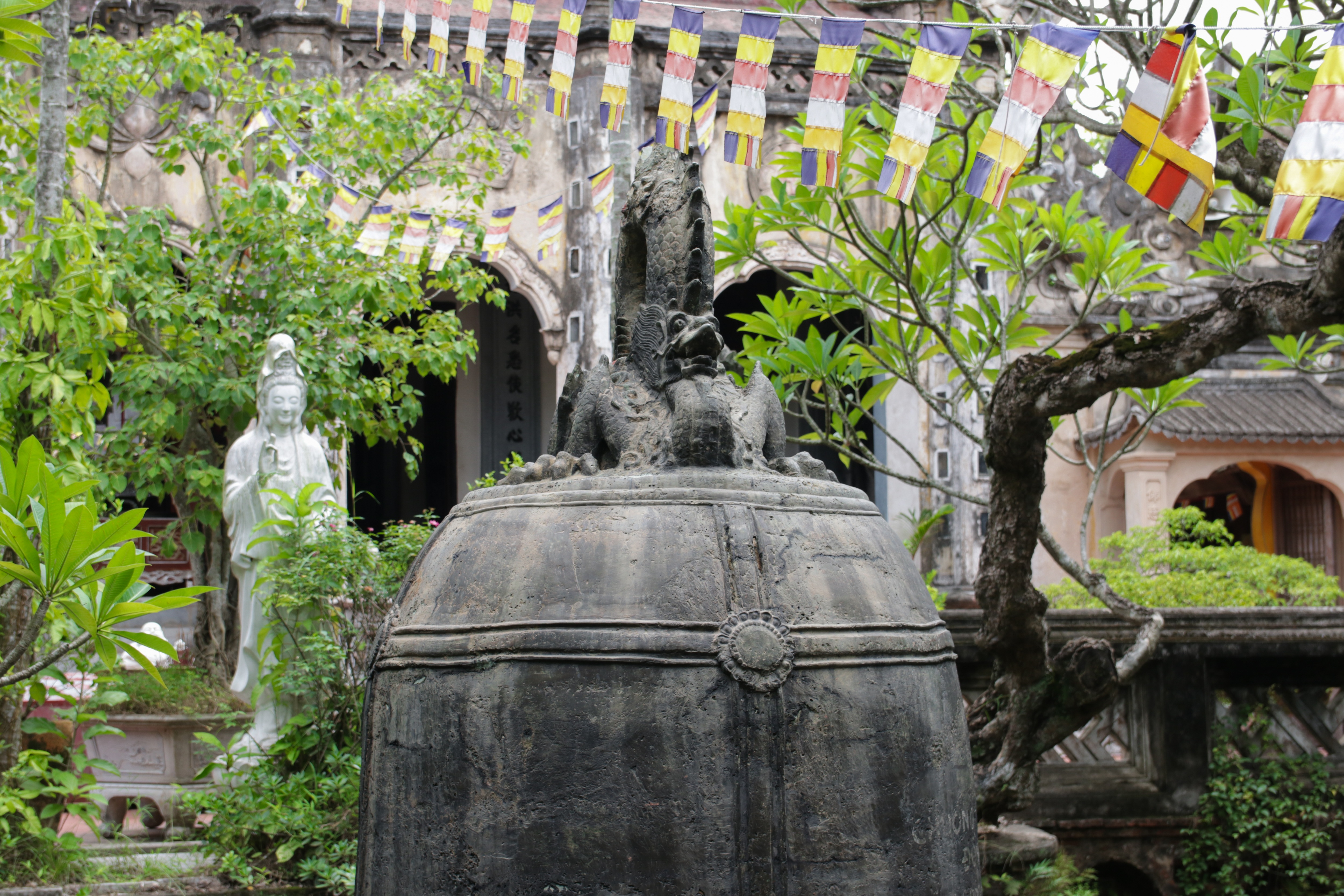 Quả chuông nặng 9 tấn, gần 100 năm chưa đánh một lần trong ngôi chùa thiêng - 6 Quả chuông nặng 9 tấn, gần 100 năm chưa đánh một lần trong ngôi chùa thiêng - 6