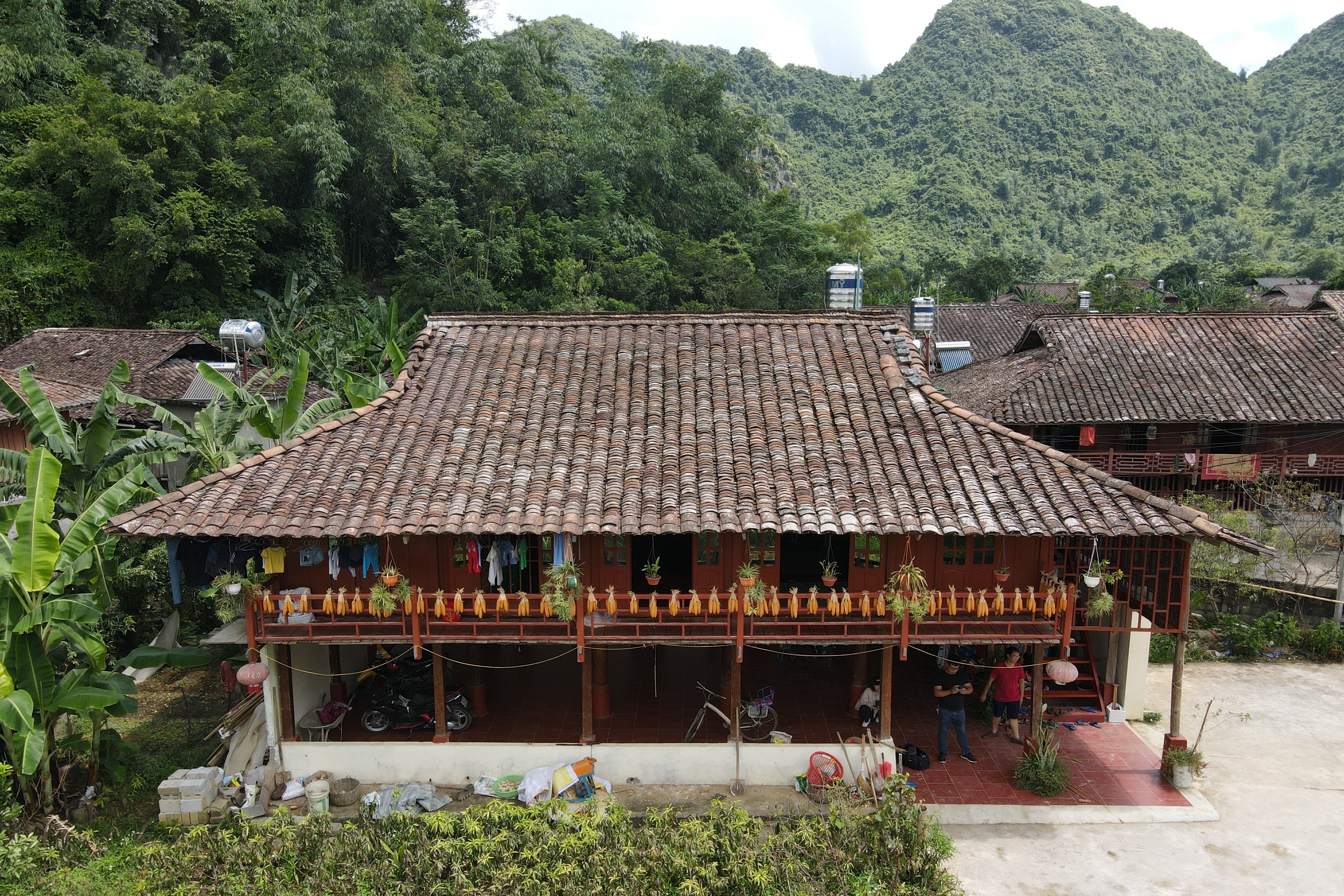 Khám phá ngôi làng có hơn 400 nóc nhà sàn tại "thung lũng mây" Bắc Sơn