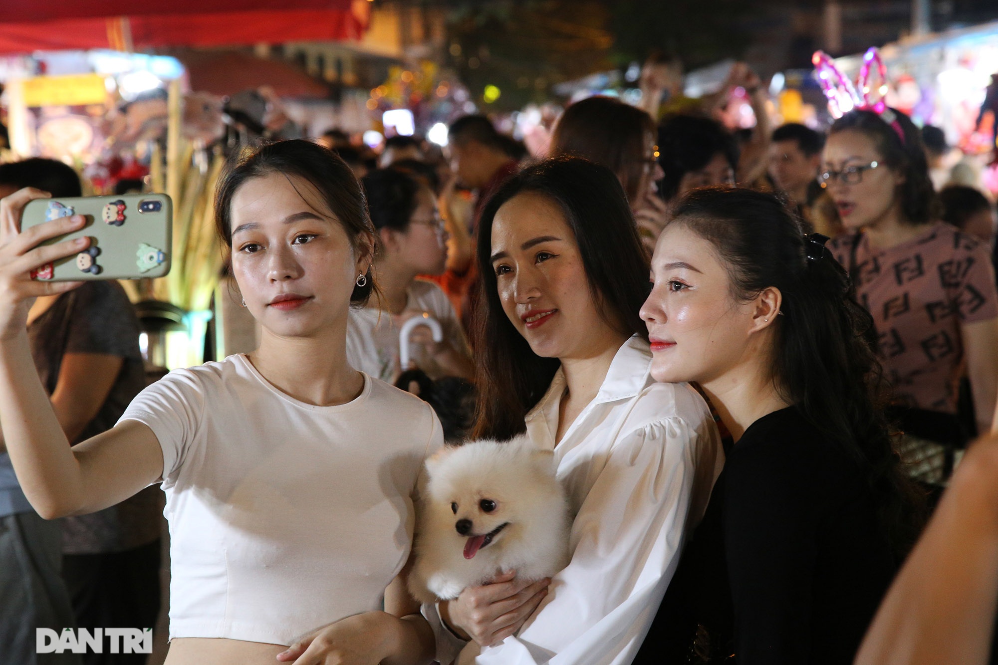 Đông nghịt người dân đổ về chợ trung thu phố cổ Hà Nội - 11 Đông nghịt người dân đổ về chợ trung thu phố cổ Hà Nội - 11