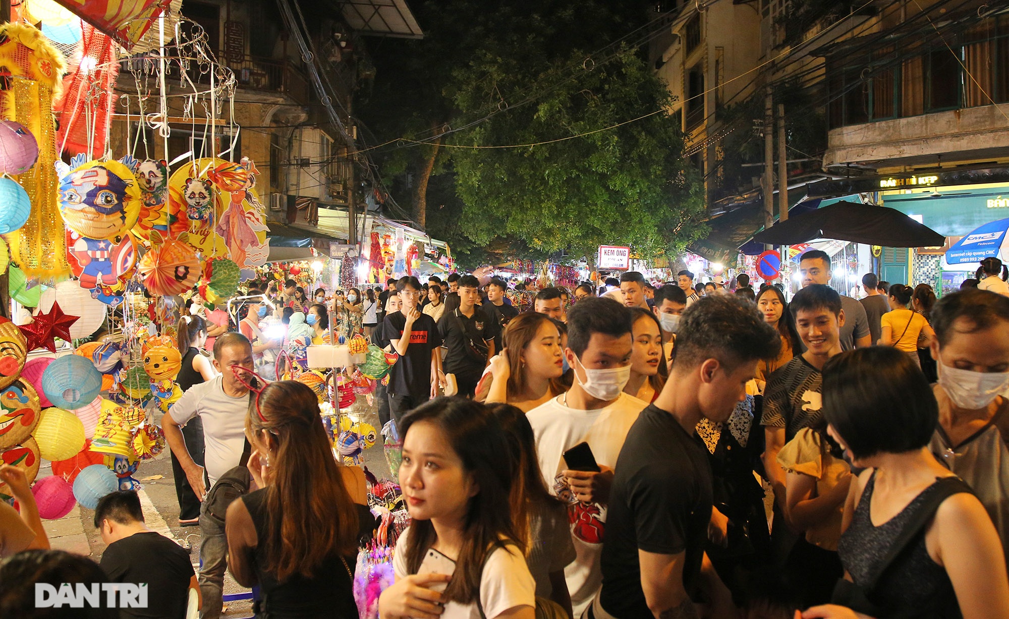 Đông nghịt người dân đổ về chợ trung thu phố cổ Hà Nội