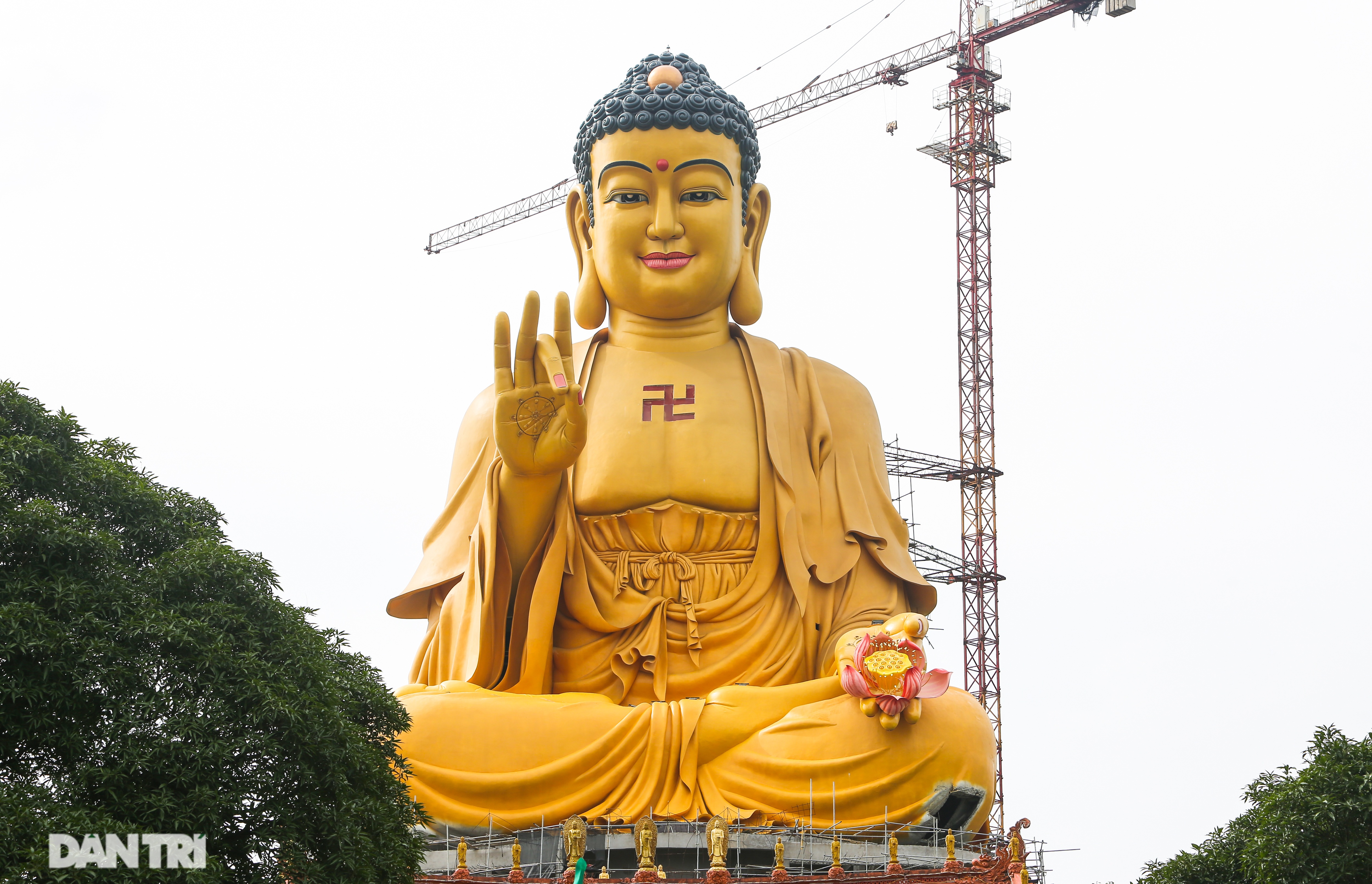 Phó tượng Phật lớn nhất Đông Nam Á là một tác phẩm nghệ thuật vĩ đại, đầy tình cảm và tôn vinh đức Phật. Đừng bỏ lỡ cơ hội chiêm ngưỡng tác phẩm ấn tượng này, nơi bạn có thể tìm thấy sự bình yên và tinh tấn của tôn giáo Phật giáo.
