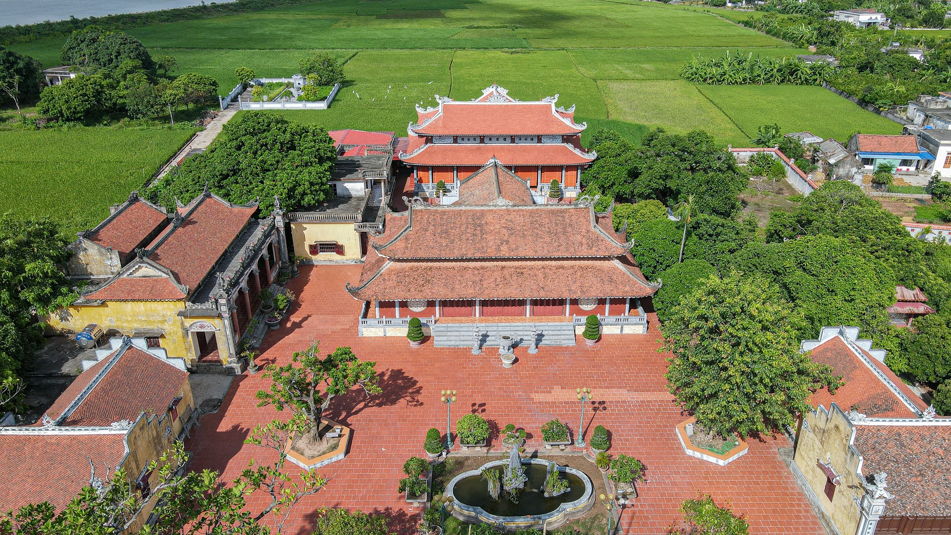 The 600-year-old temple has the most unique architecture in Nam Dinh - 1