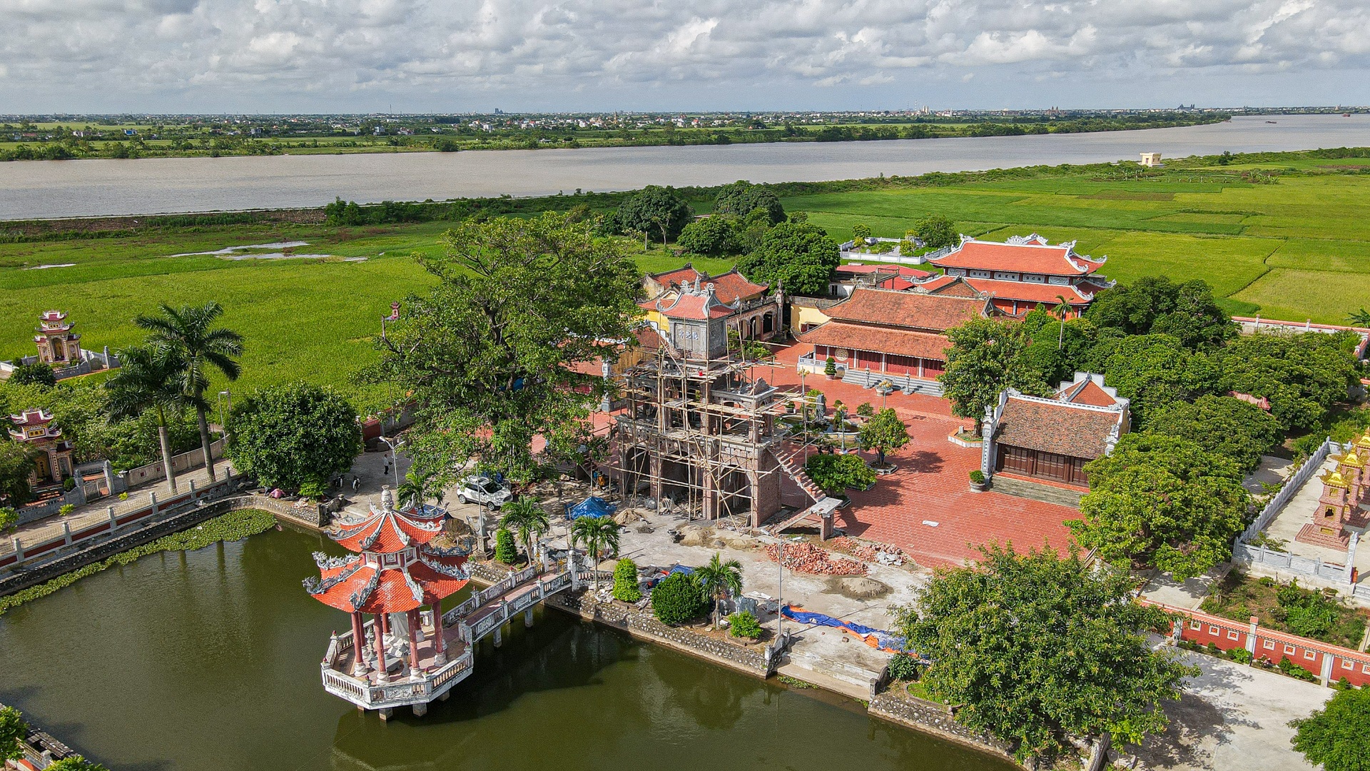 The 600-year-old temple has the most unique architecture in Nam Dinh - 9