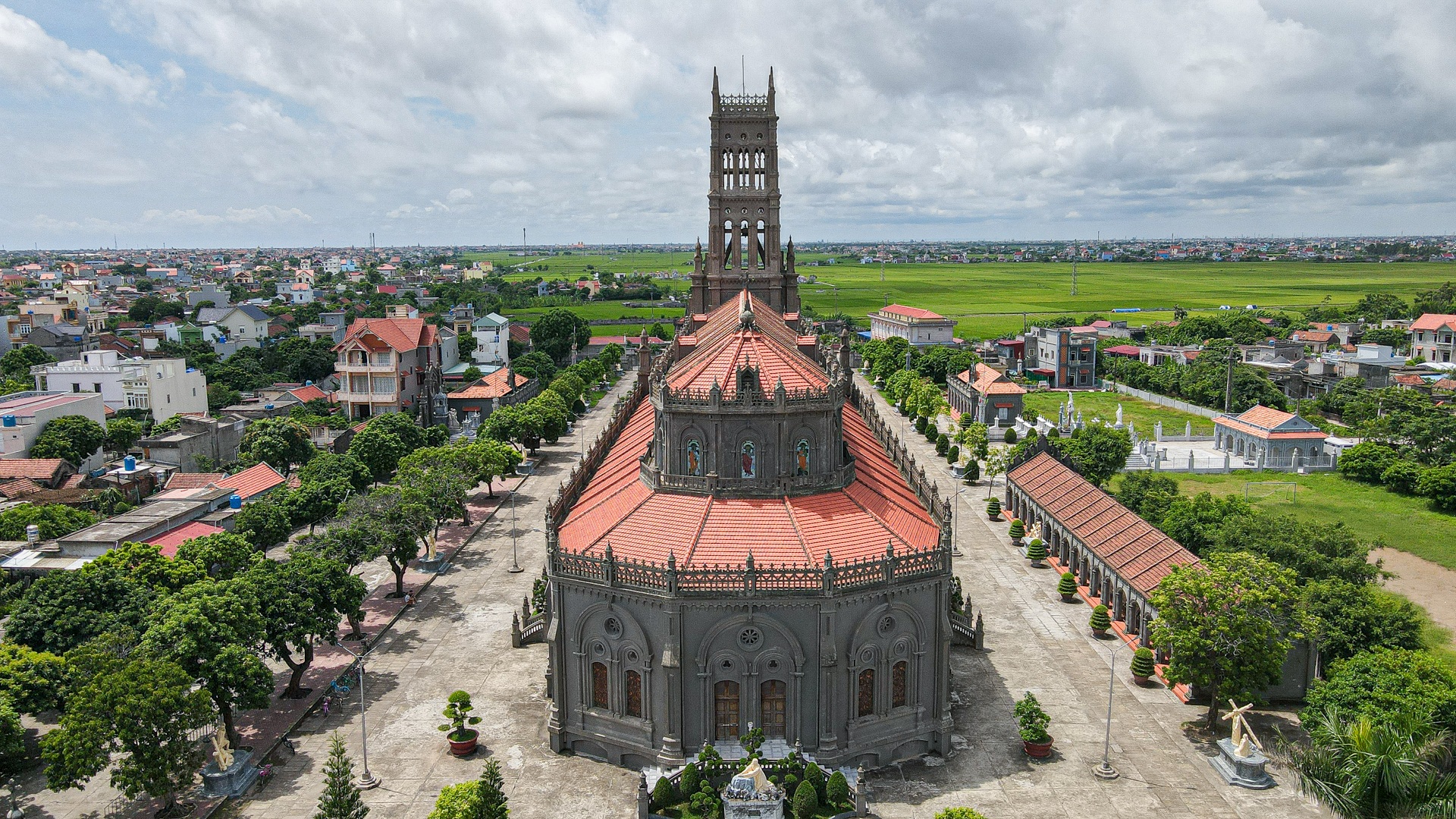 Thanh Sa Chau Temple - Nam Dinh Church is as beautiful and majestic as in Europe - 12