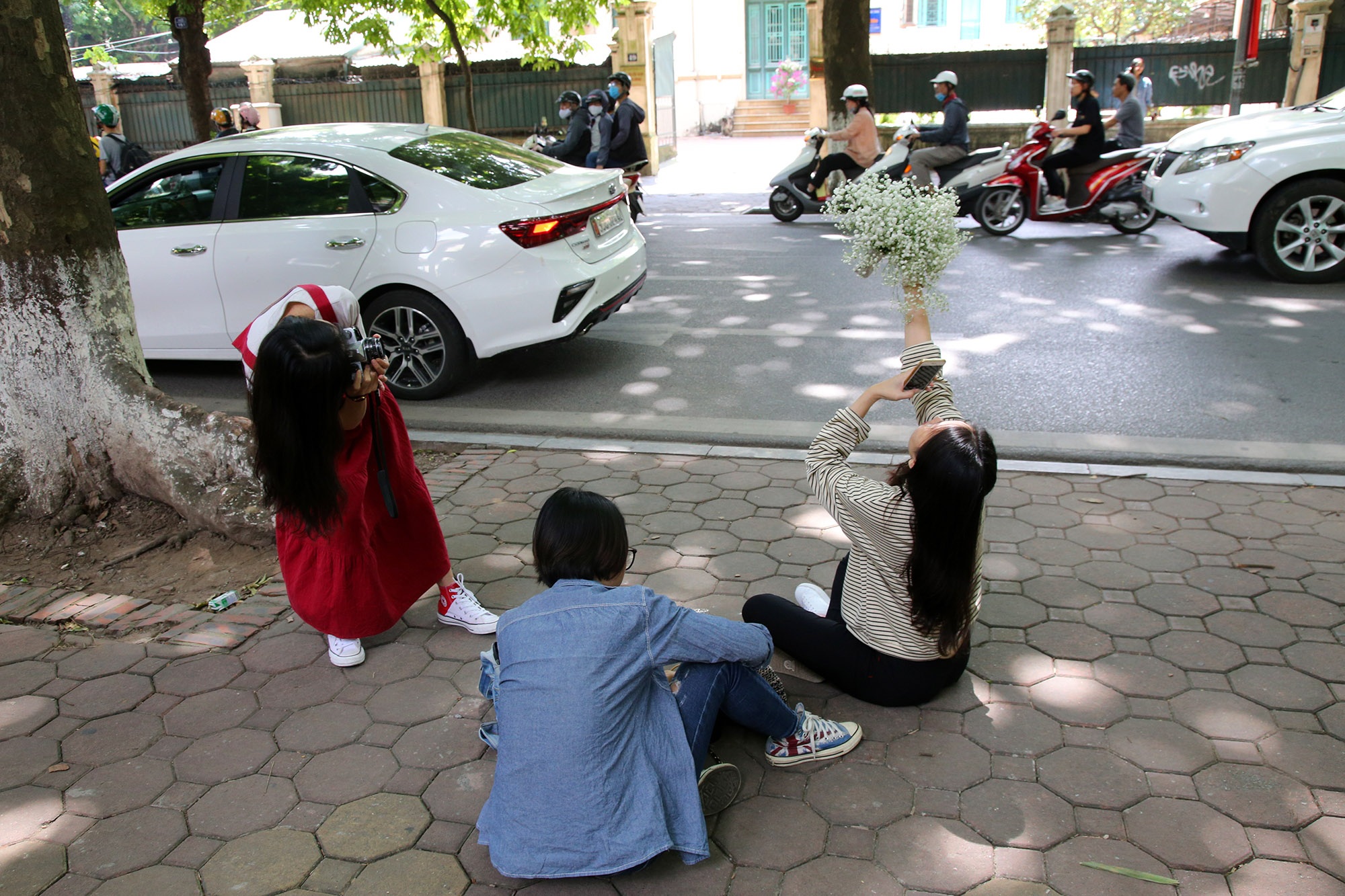 Trời thu quyến rũ, nườm nượp người đổ về con đường nhiều cây nhất Hà Nội - 12 Trời thu quyến rũ, nườm nượp người đổ về con đường nhiều cây nhất Hà Nội - 12