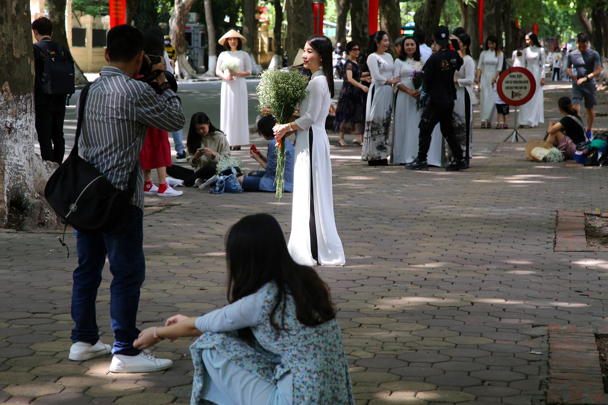 Trời thu quyến rũ, nườm nượp người đổ về con đường nhiều cây nhất Hà Nội - 3 Trời thu quyến rũ, nườm nượp người đổ về con đường nhiều cây nhất Hà Nội - 3