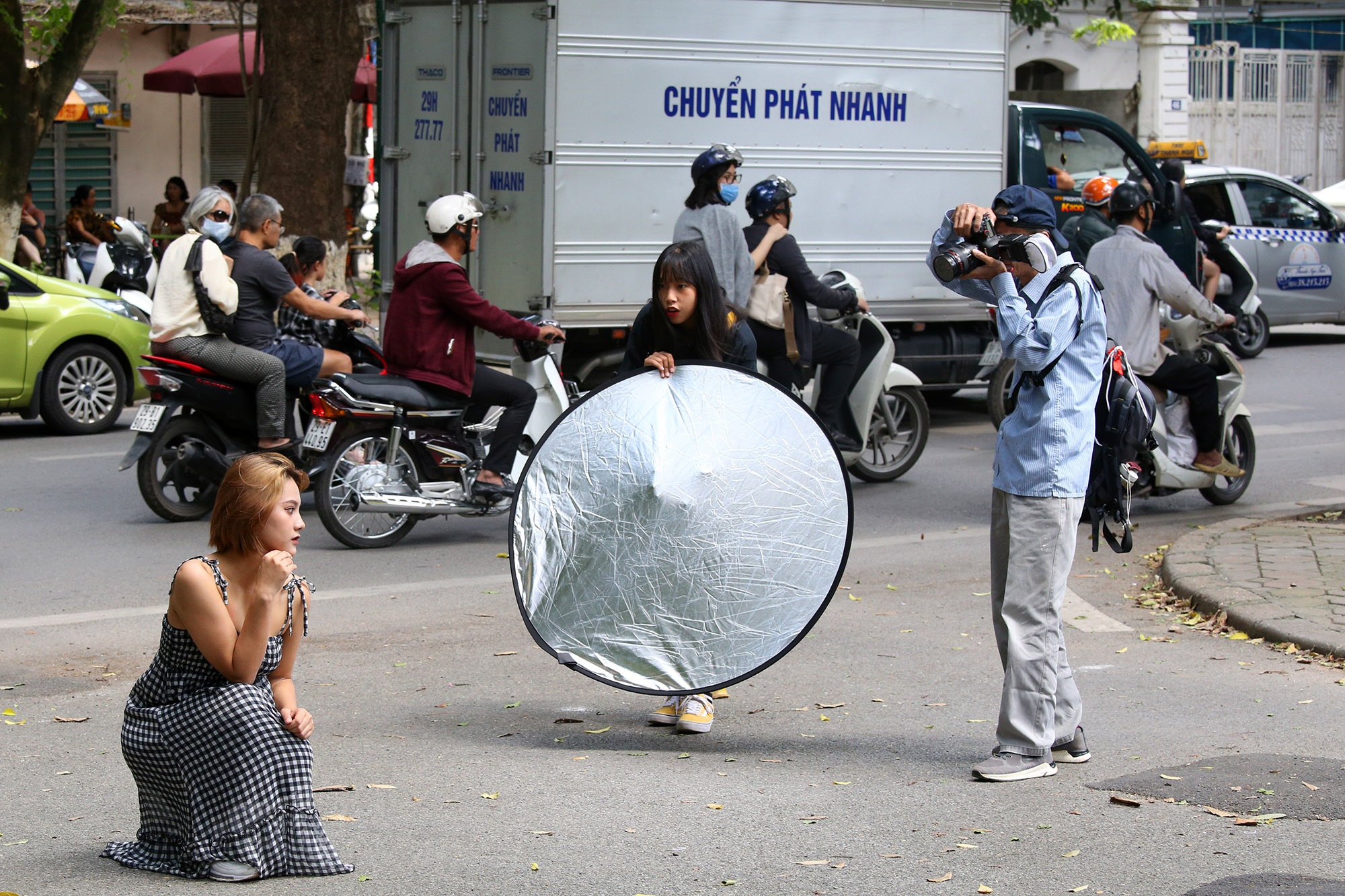 Trời thu quyến rũ, nườm nượp người đổ về con đường nhiều cây nhất Hà Nội - 7 Trời thu quyến rũ, nườm nượp người đổ về con đường nhiều cây nhất Hà Nội - 7