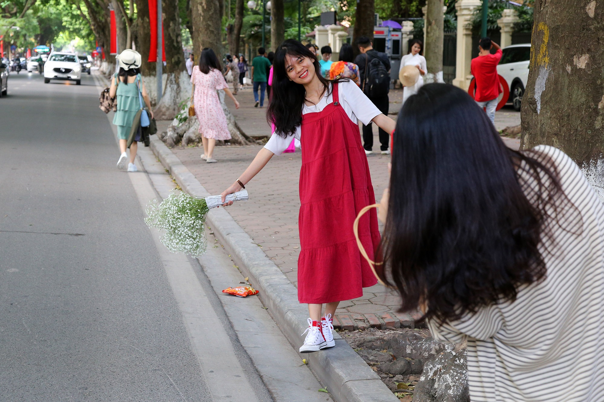 Trời thu quyến rũ, nườm nượp người đổ về con đường nhiều cây nhất Hà Nội - 10 Trời thu quyến rũ, nườm nượp người đổ về con đường nhiều cây nhất Hà Nội - 10