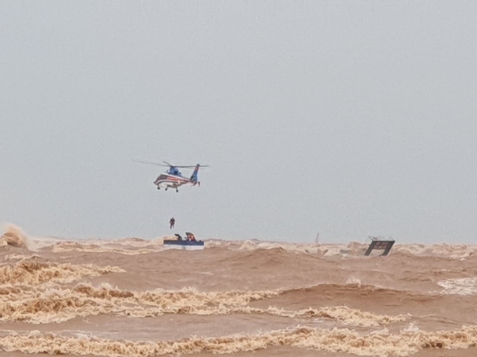 Crew members who escaped death counted 3 days holding the ship's hood, fighting fierce waves - 5